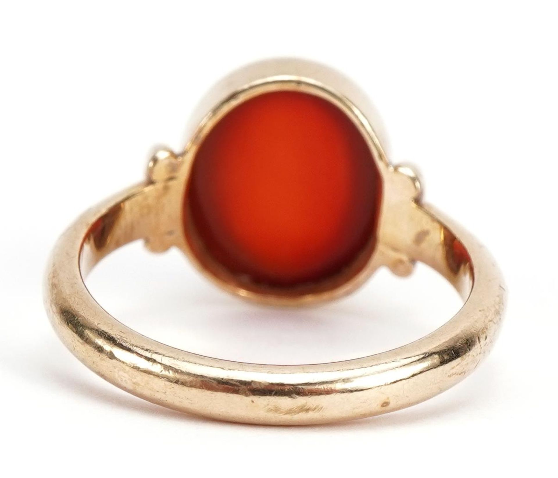 Jon & Valerie Hill, 9ct gold cabochon carnelian ring housed in a Jon & Valerie Hill box, - Bild 2 aus 4