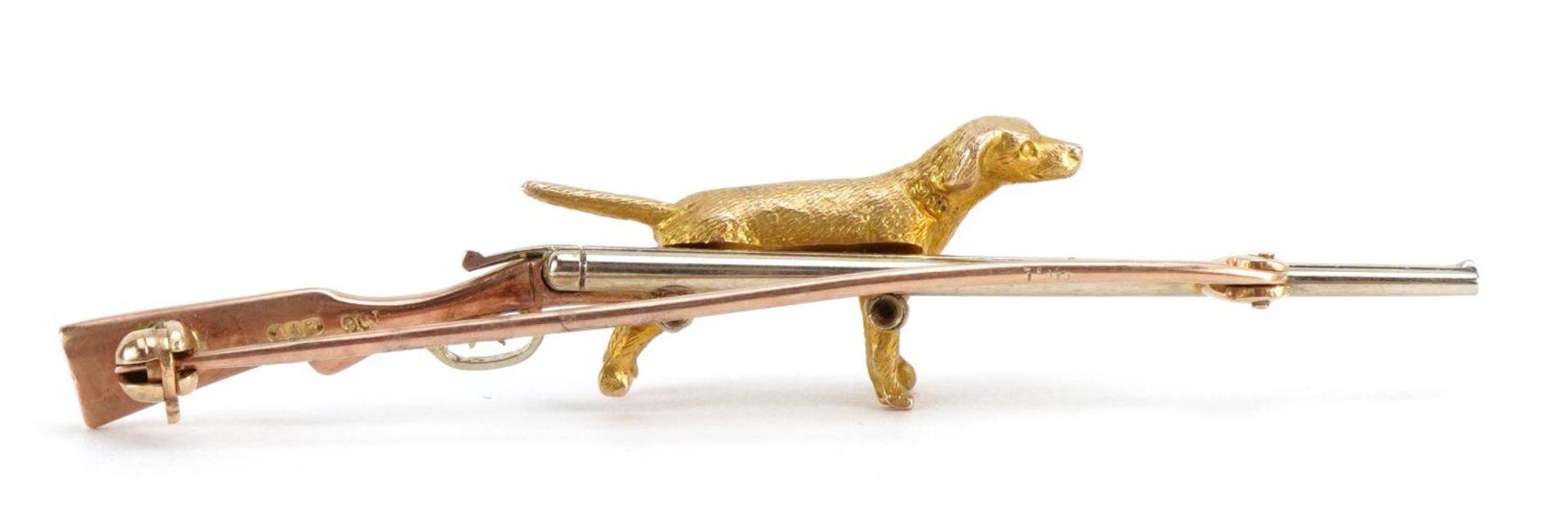 Hunting interest 9ct three tone gold shotgun and dog bar brooch, 6.4cm wide, 7.1g - Bild 2 aus 3