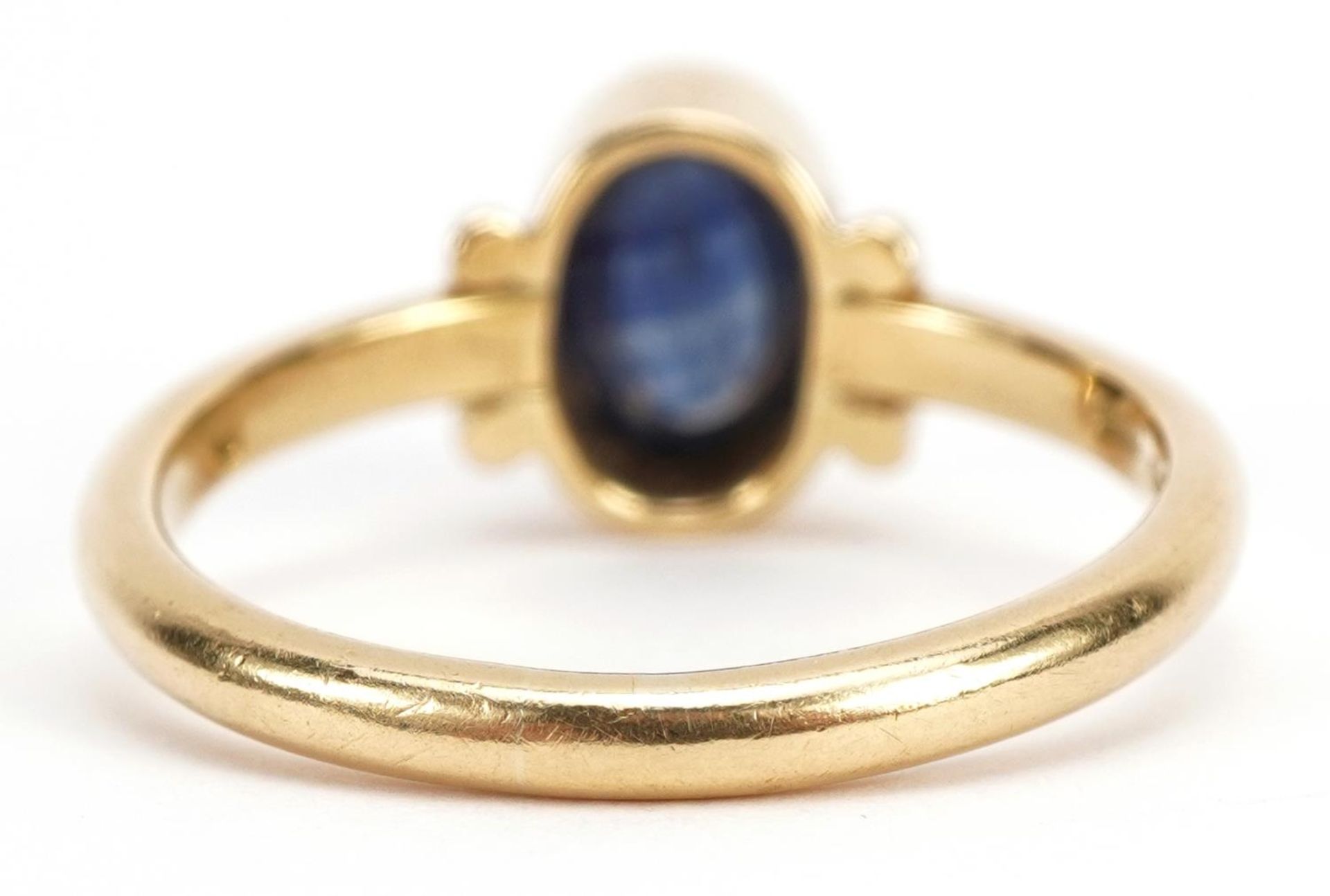 Jon & Valerie Hill, 18ct gold cabochon sapphire ring, housed in a Jon & Valerie Hill box, Birmingham - Bild 2 aus 4