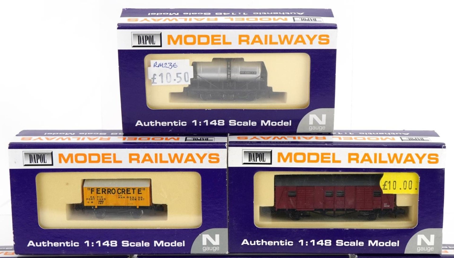 Ten Dapol N gauge model railway tankers and wagons with cases, numbers NB009, NB014, NB016, NB016, - Bild 2 aus 5
