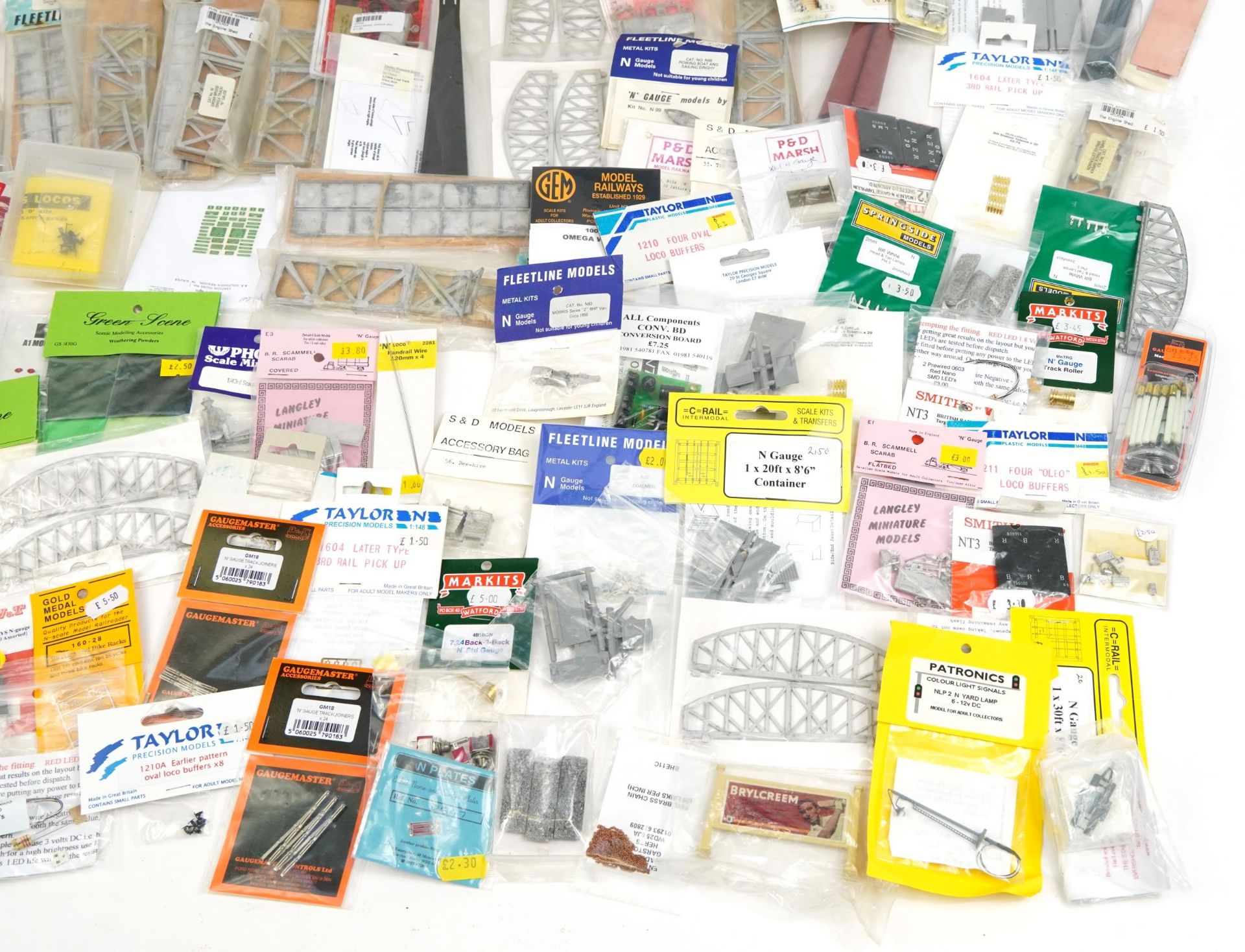 Large collection of N gauge model railway trackside accessories including Phoenix scale models, - Image 5 of 5