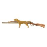 Hunting interest 9ct three tone gold shotgun and dog bar brooch, 6.4cm wide, 7.1g