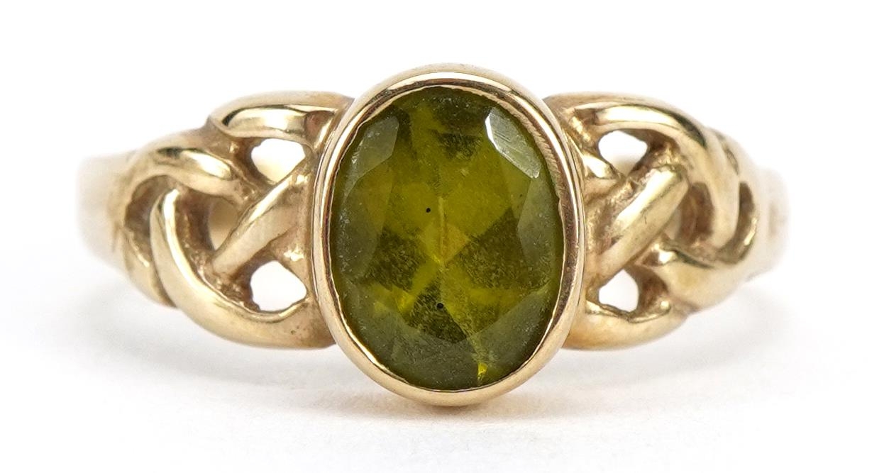 9ct gold peridot solitaire ring with Celtic design shoulders, size N, 3.0g