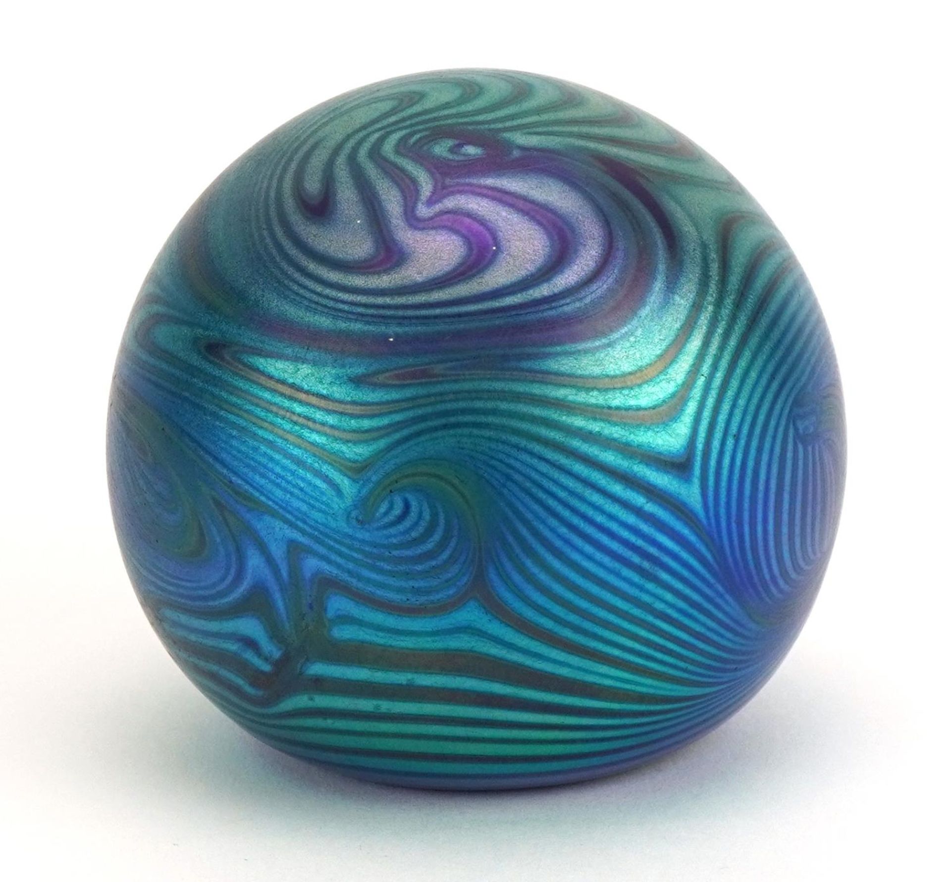 Iridescent art glass paperweight with combed decoration, etched marks to the base, 6.5cm high - Bild 2 aus 4