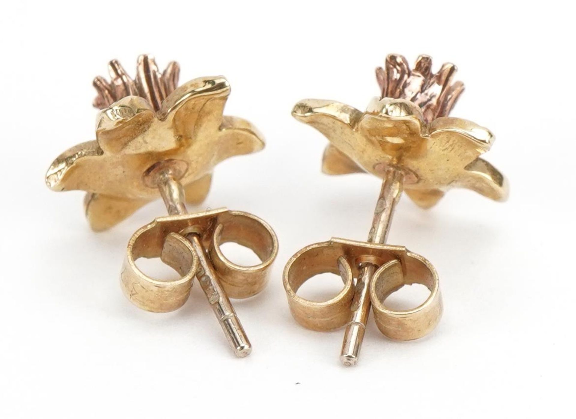 Pair of 9ct gold daffodil flower head stud earrings, 1cm in diameter, 1.7g - Image 2 of 2