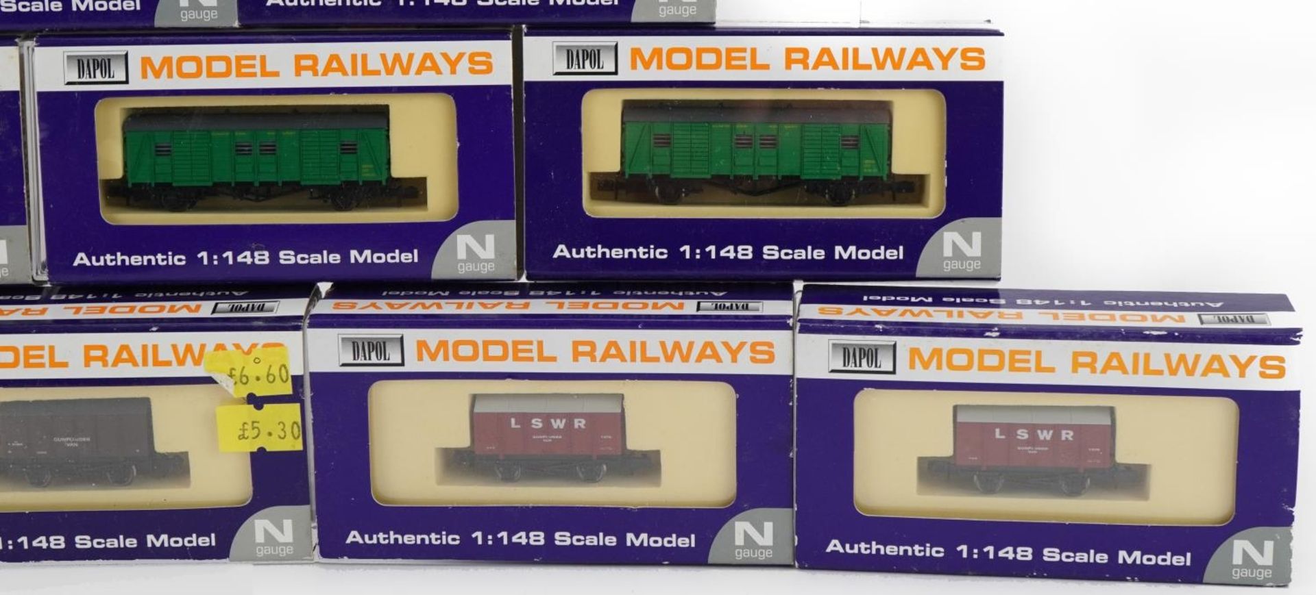 Ten Dapol N gauge model railway tankers and wagons with cases, numbers NB009, NB014, NB016, NB016, - Bild 4 aus 5