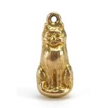 9ct gold seated cat charm, 1.8cm high, 0.6g