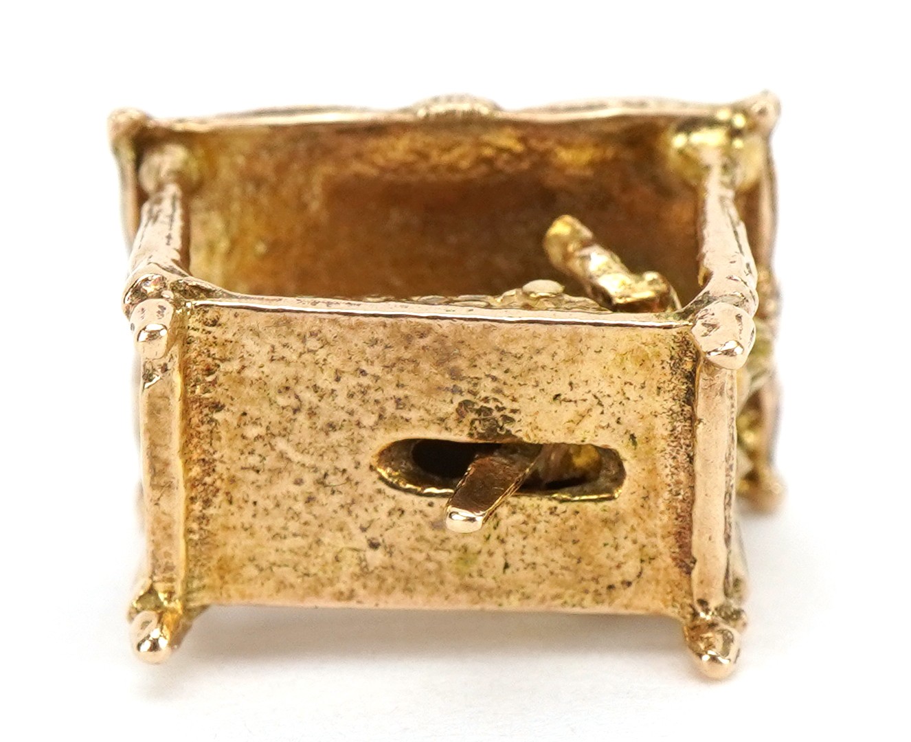 9ct gold four poster bed charm with two figures, 1.7cm wide, 4.4g - Image 4 of 4