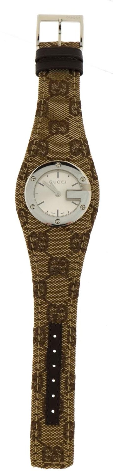 Gucci, ladies Gucci Bandeau wristwatch numbered 104 with Gucci box, overall 38mm wide - Image 2 of 6