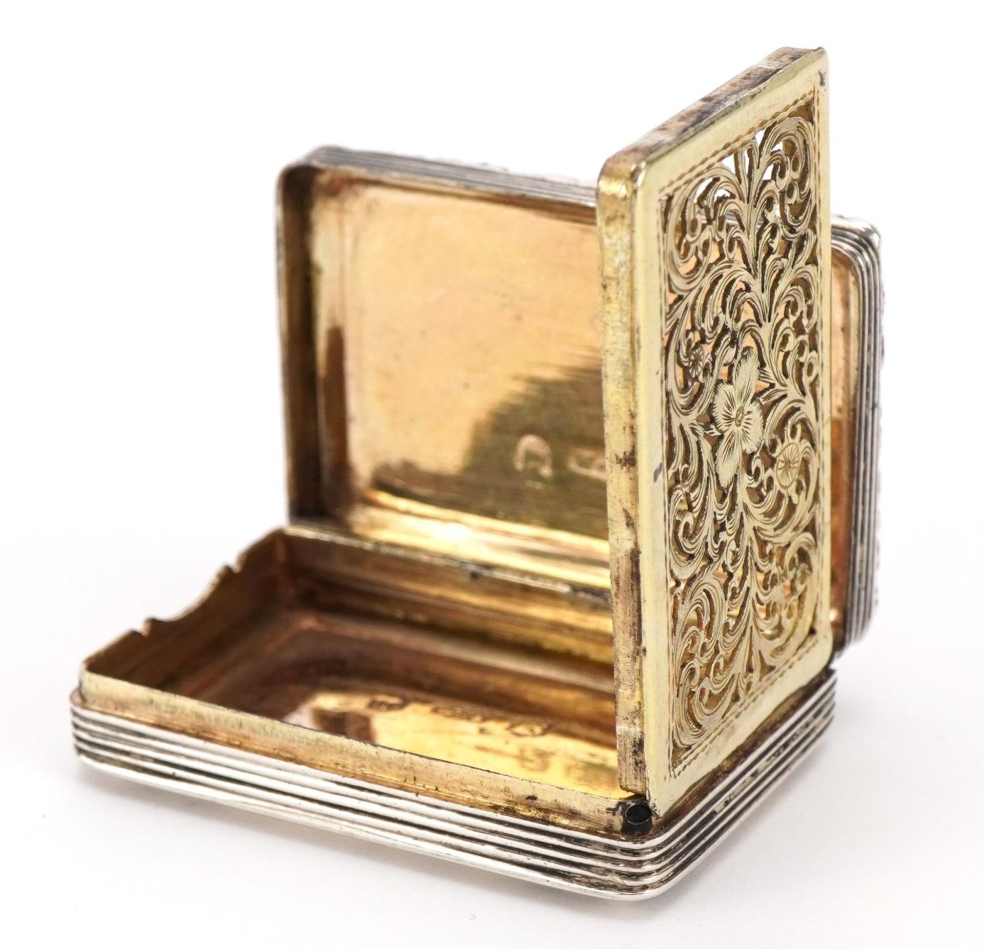 William Simpson, Georgian silver vinaigrette with engine turned decoration and gilt interior, - Bild 2 aus 5