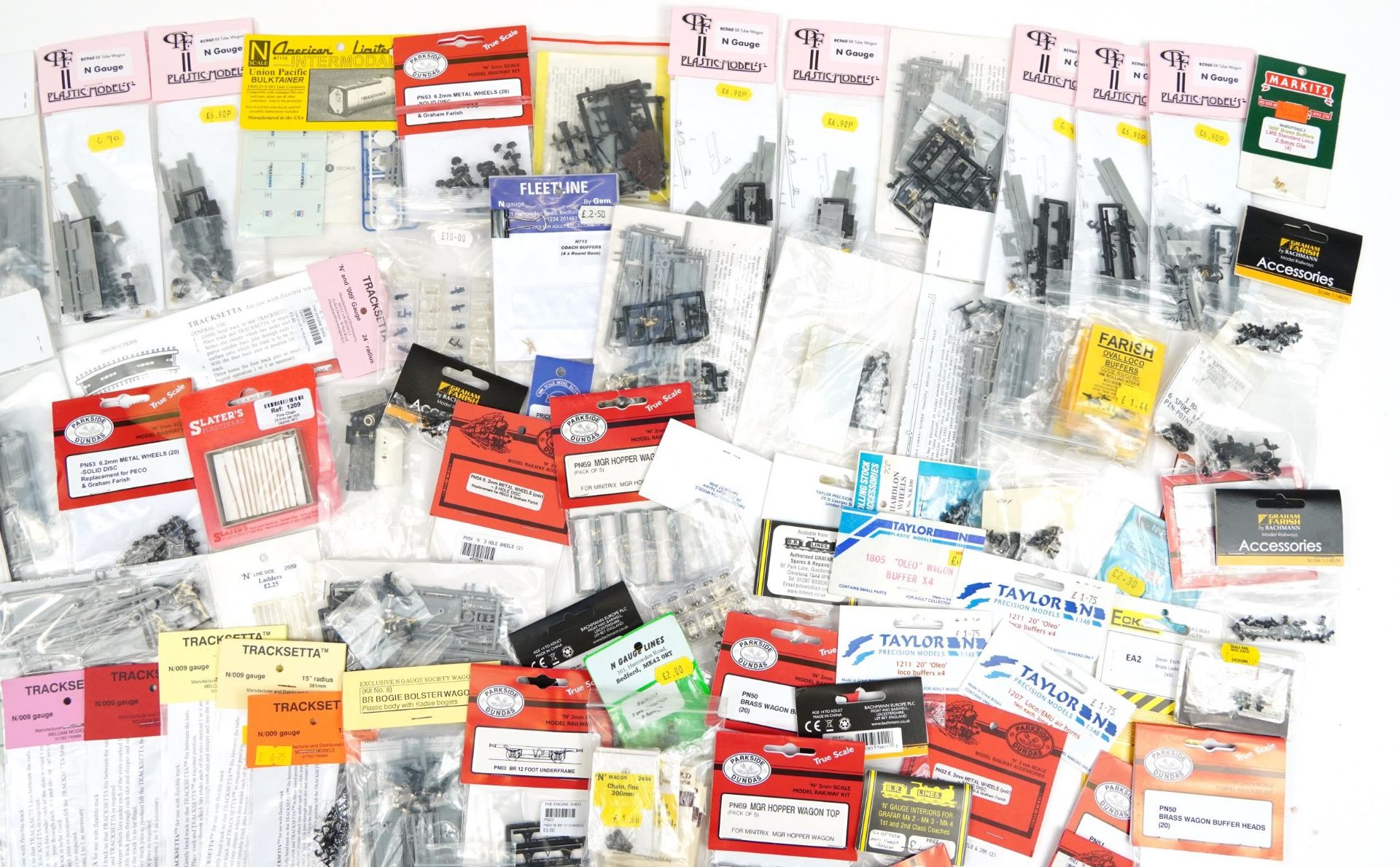 Large collection of N gauge model railway wagon kits and train accessories - Image 3 of 5