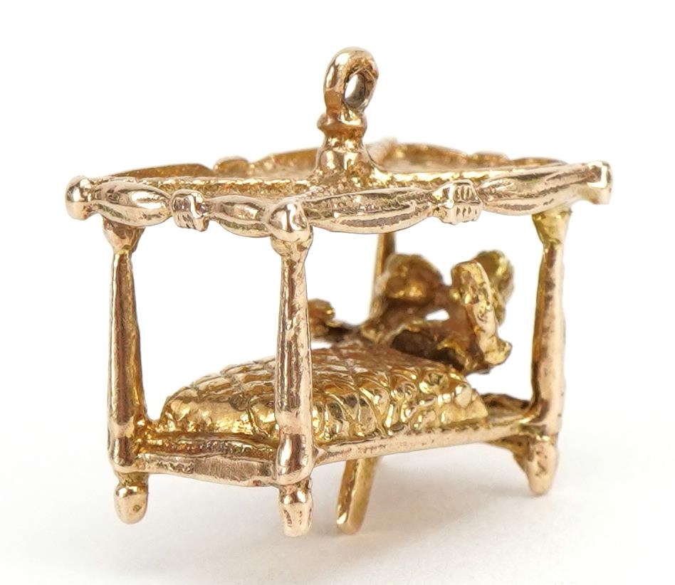 9ct gold four poster bed charm with two figures, 1.7cm wide, 4.4g