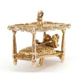 9ct gold four poster bed charm with two figures, 1.7cm wide, 4.4g