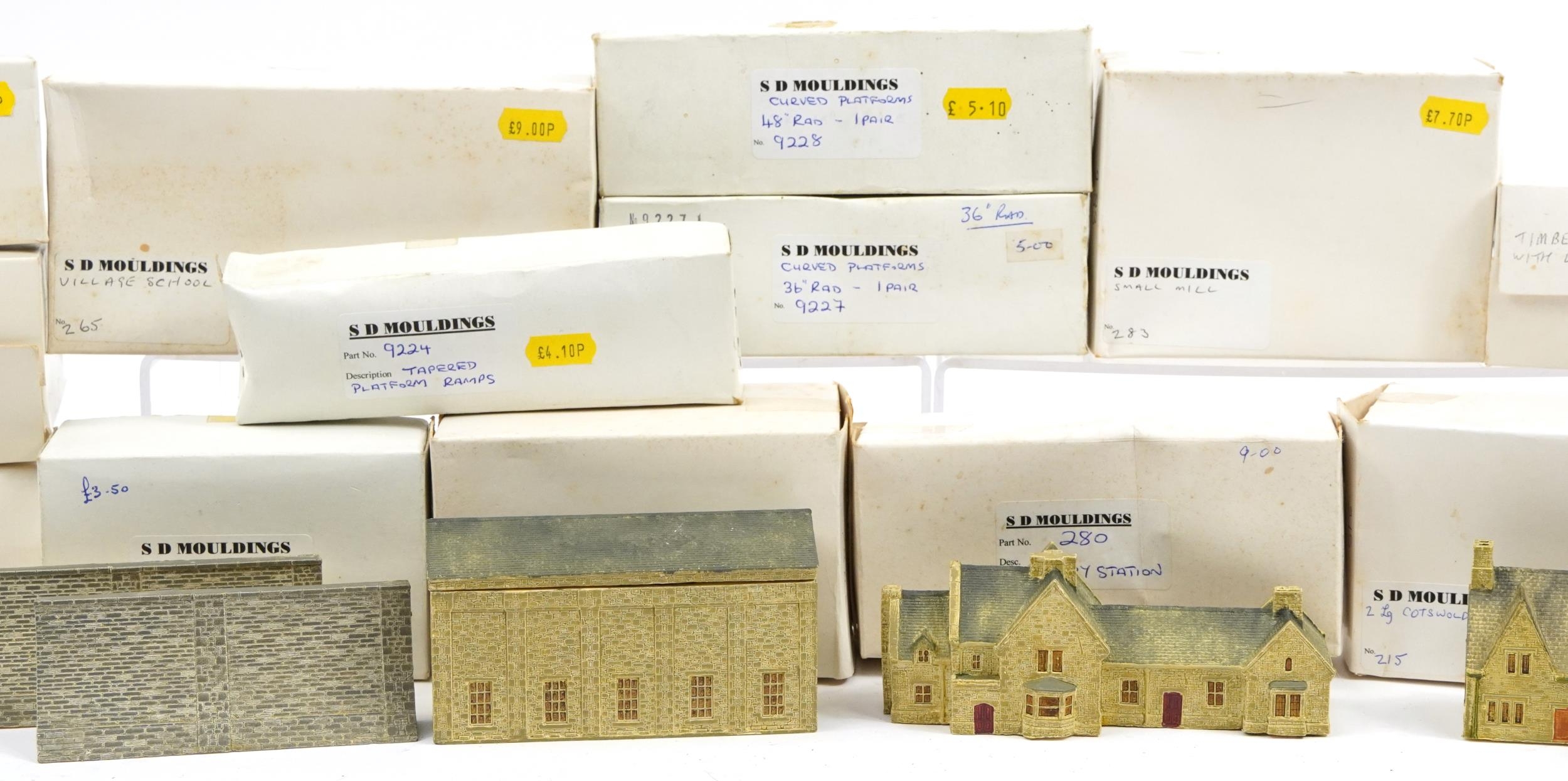 Collection of SD Mouldings N gauge model railway accessories with boxes including Cotswold houses, - Image 3 of 4