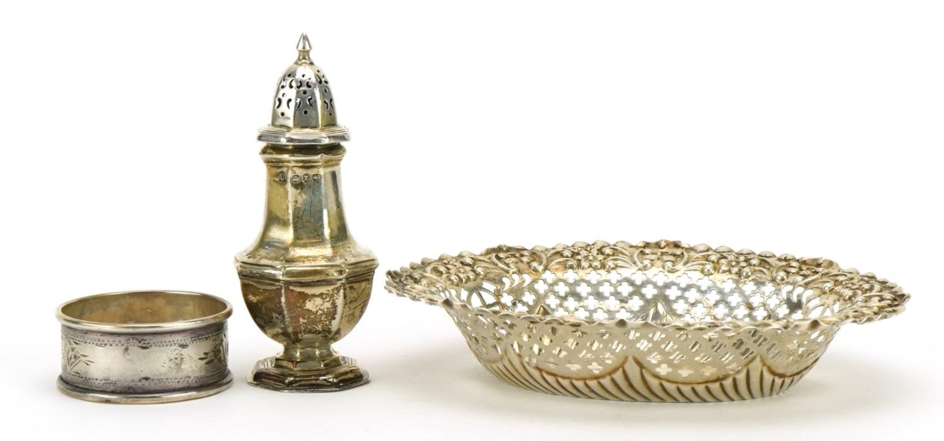 Victorian and later silver objects comprising oval pierced and embossed bonbon dish, octagonal - Bild 2 aus 4