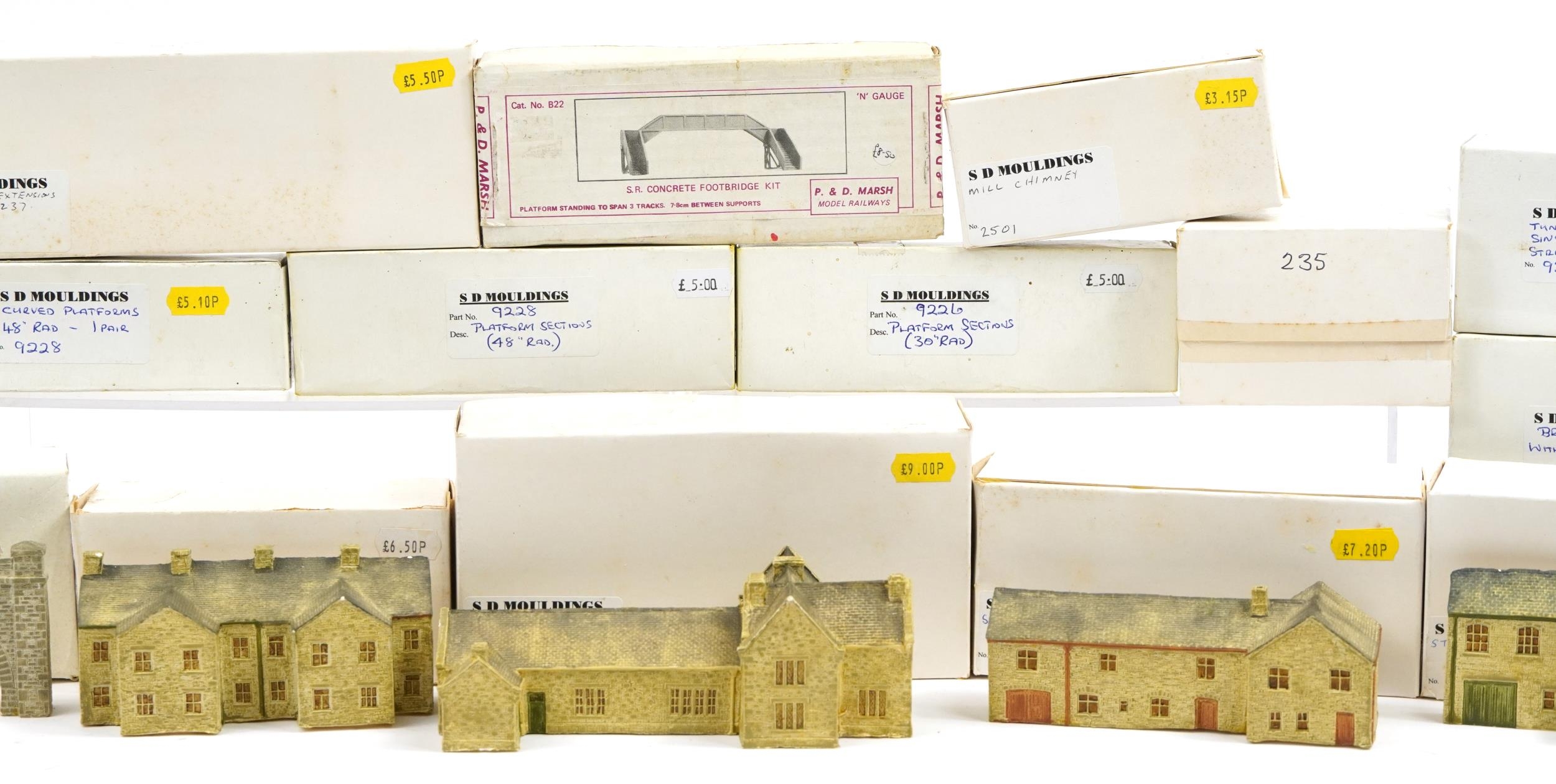 Collection of SD Mouldings N gauge model railway accessories with boxes including village school, - Image 3 of 4