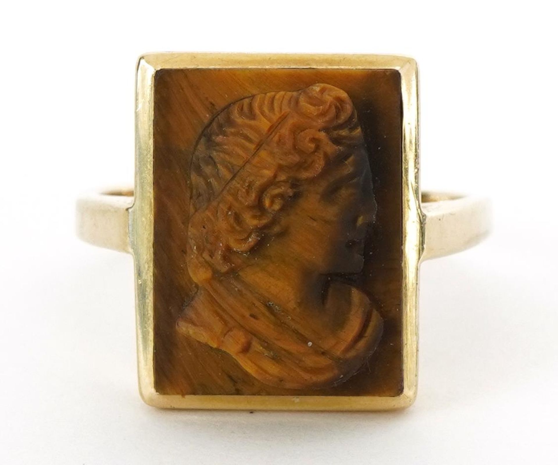 9ct gold tiger's eye ring carved in relief with a Roman bust, size R/S, 5.1g