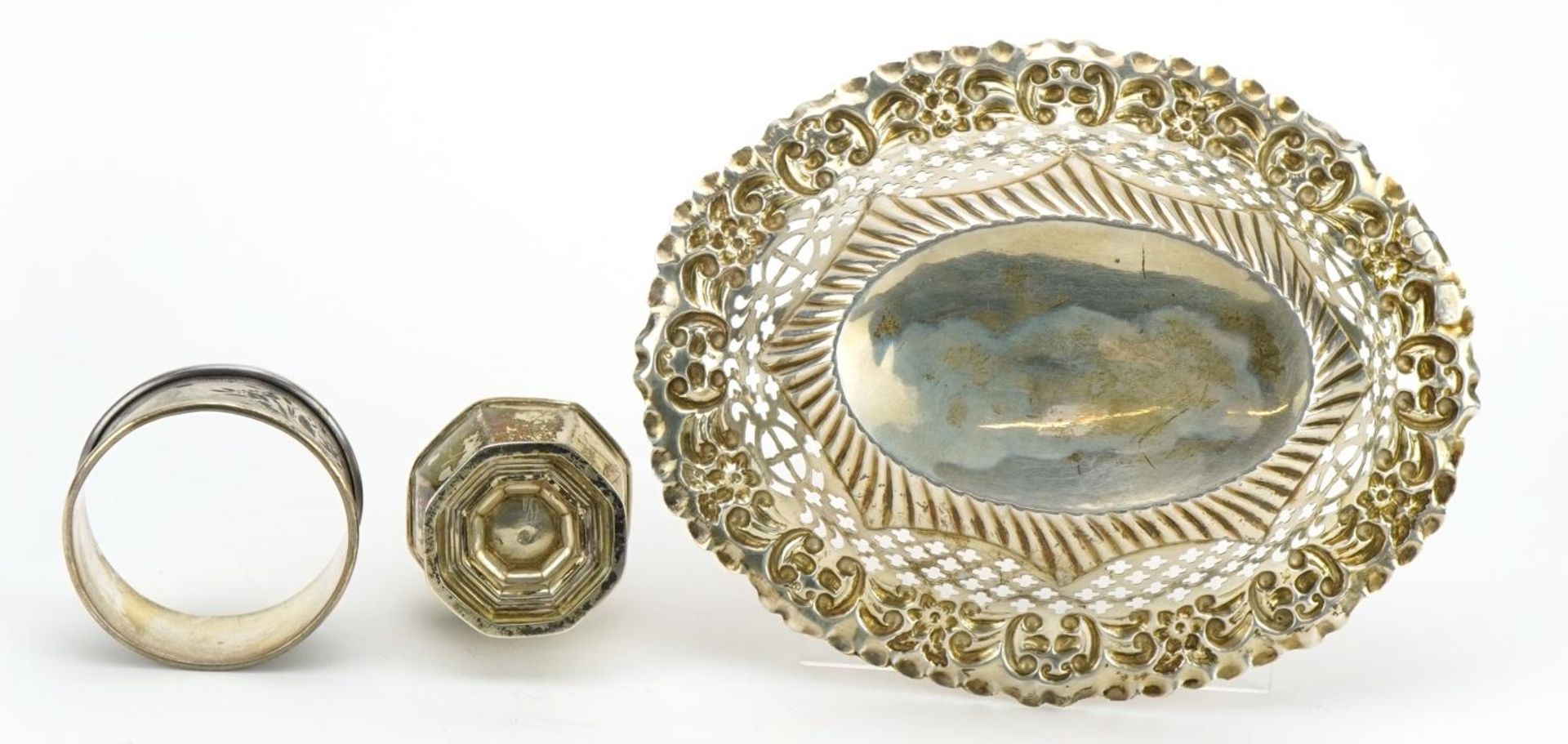 Victorian and later silver objects comprising oval pierced and embossed bonbon dish, octagonal - Bild 4 aus 4