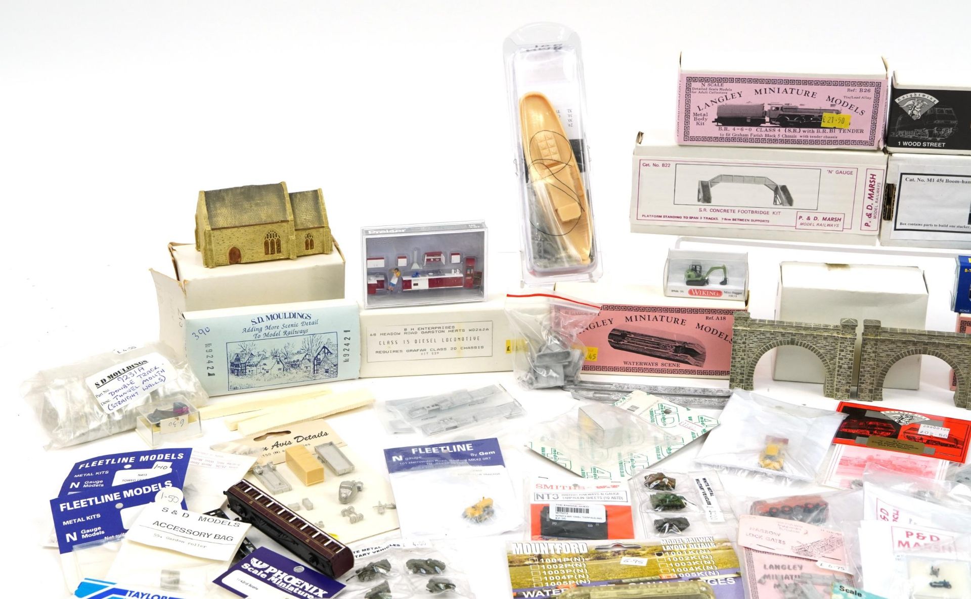 Large collection of N gauge model railway trackside accessories including Langley miniature - Image 2 of 5