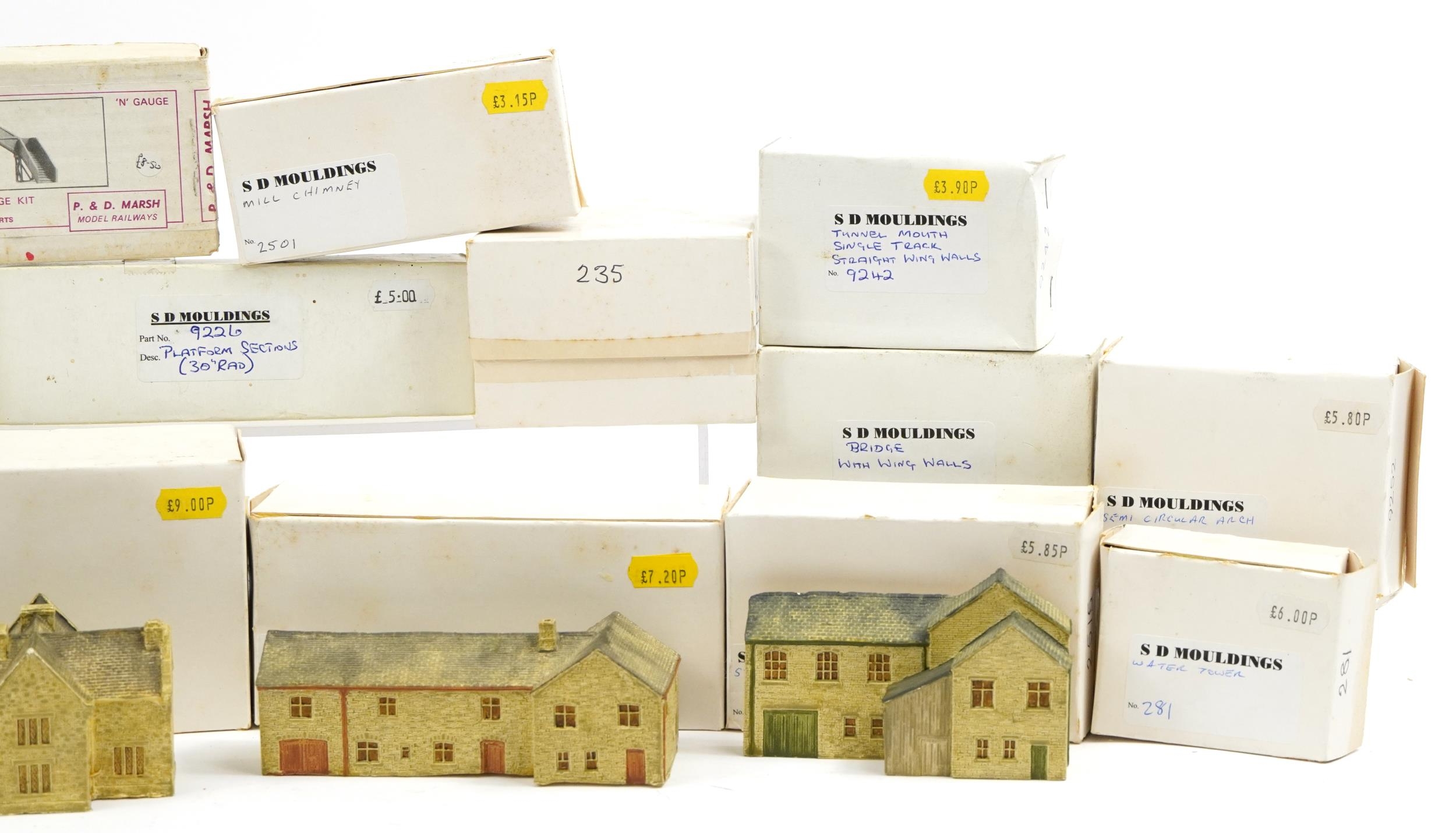 Collection of SD Mouldings N gauge model railway accessories with boxes including village school, - Image 4 of 4
