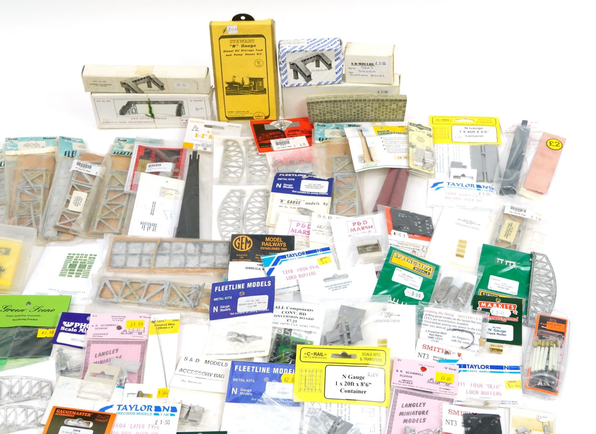Large collection of N gauge model railway trackside accessories including Phoenix scale models, - Image 3 of 5