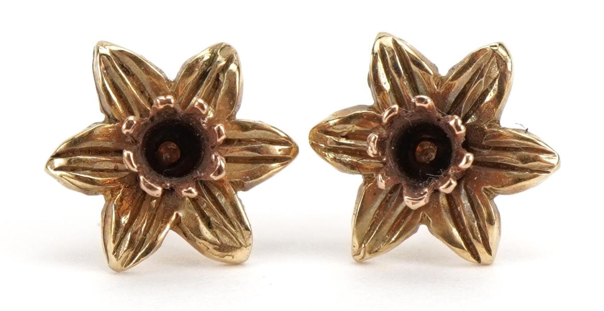 Pair of 9ct gold daffodil flower head stud earrings, 1cm in diameter, 1.7g