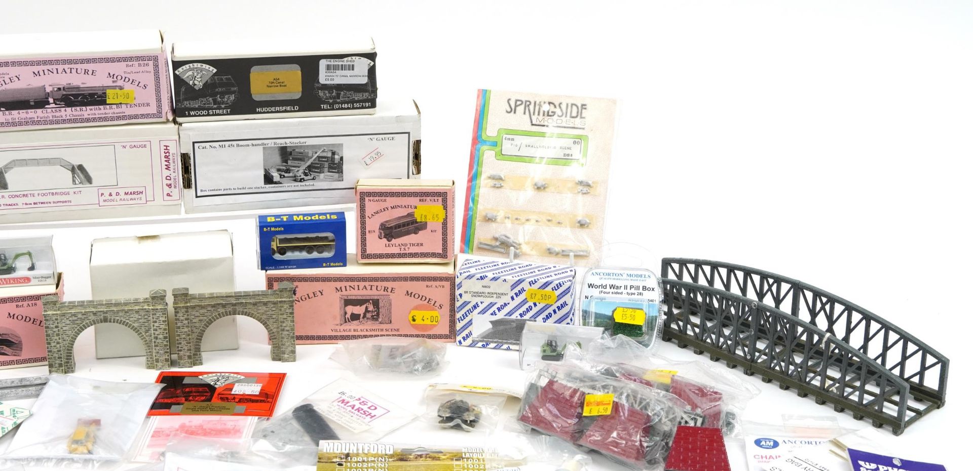 Large collection of N gauge model railway trackside accessories including Langley miniature - Image 3 of 5