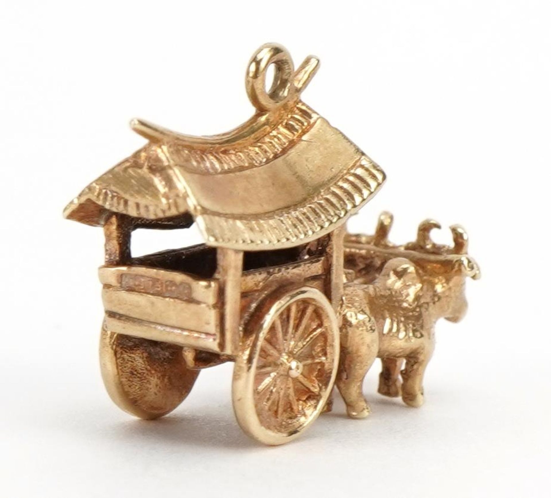 9ct gold Asian cart and buffalo charm, 2.3cm wide, 4.9g - Image 2 of 3