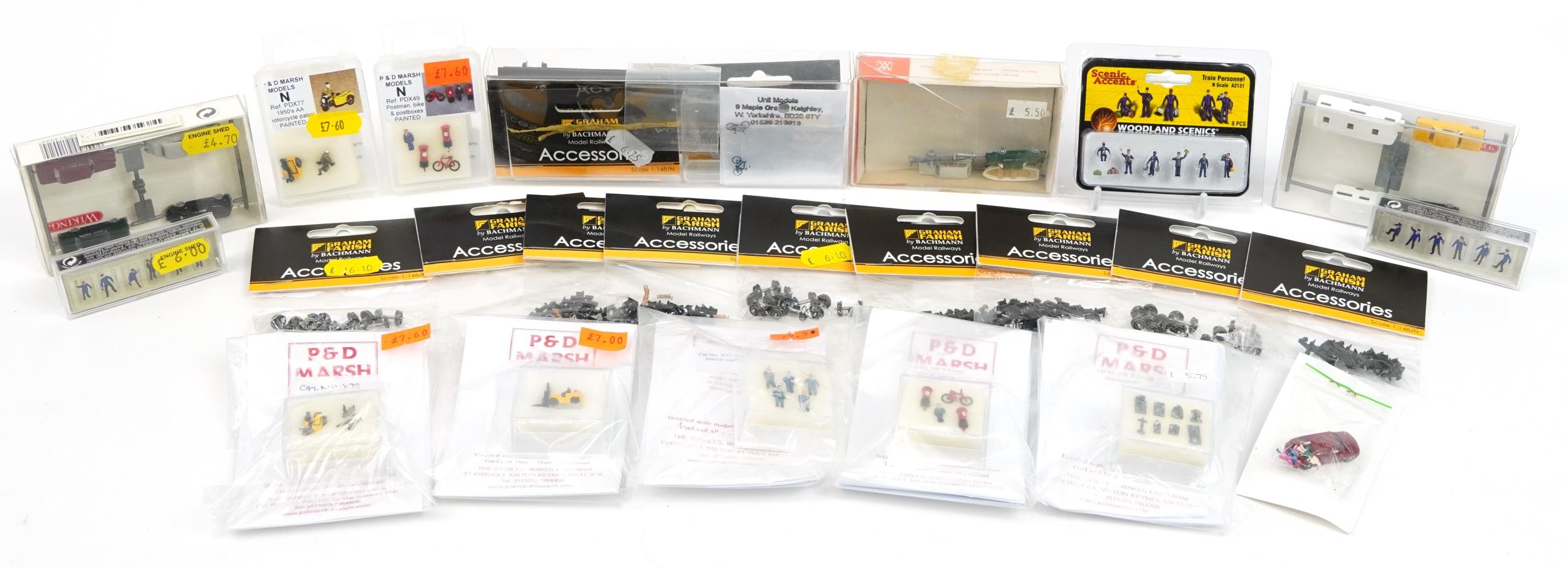 Collection of N gauge model railway miniatures and accessories, some Graham Farish, including