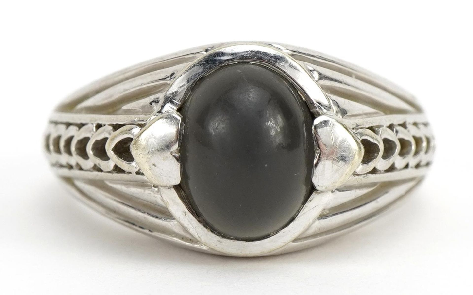 9ct white gold cabochon cat's eye ring with pierced love heart shoulders, size T, 9.0g