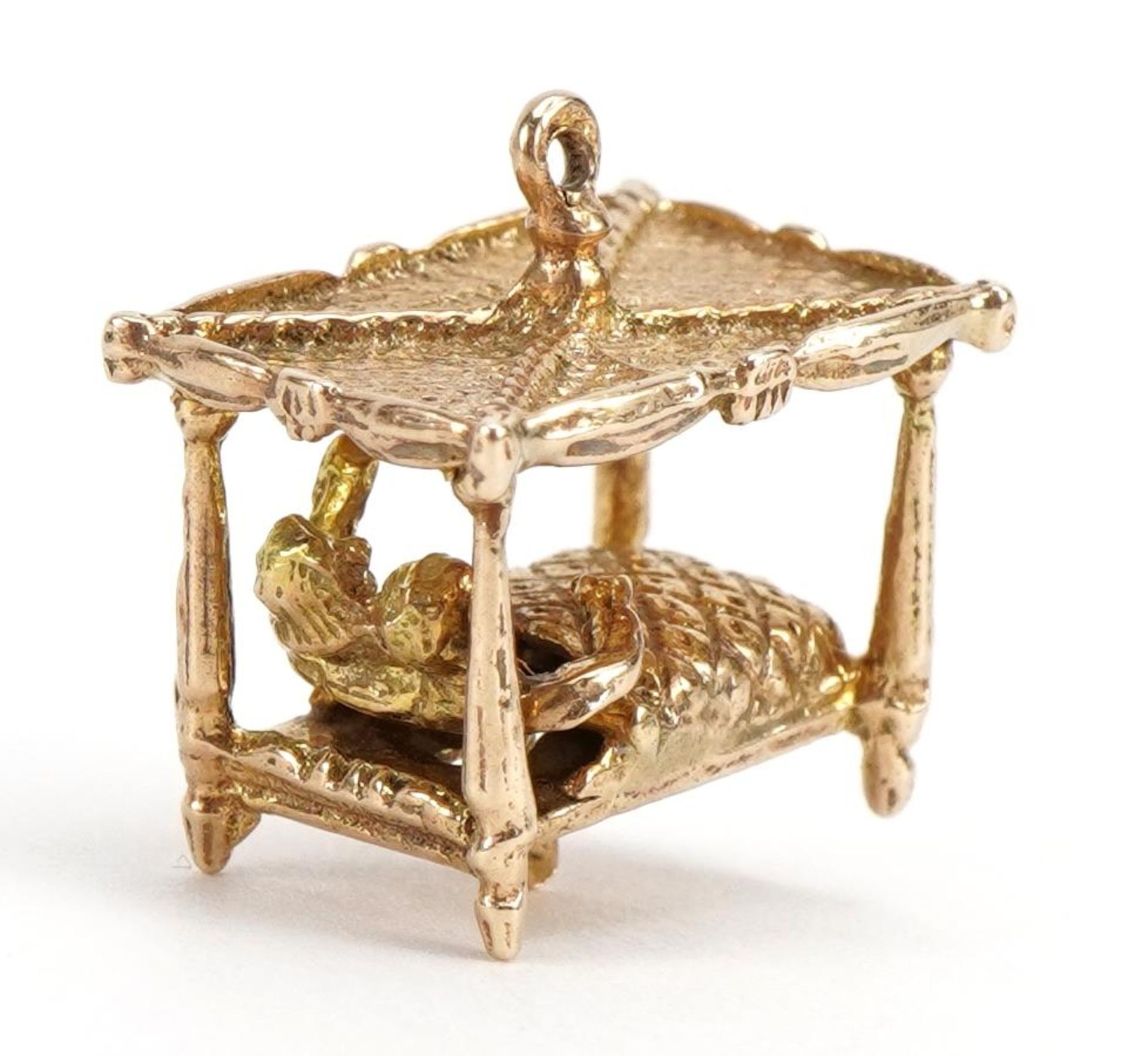 9ct gold four poster bed charm with two figures, 1.7cm wide, 4.4g - Image 2 of 4