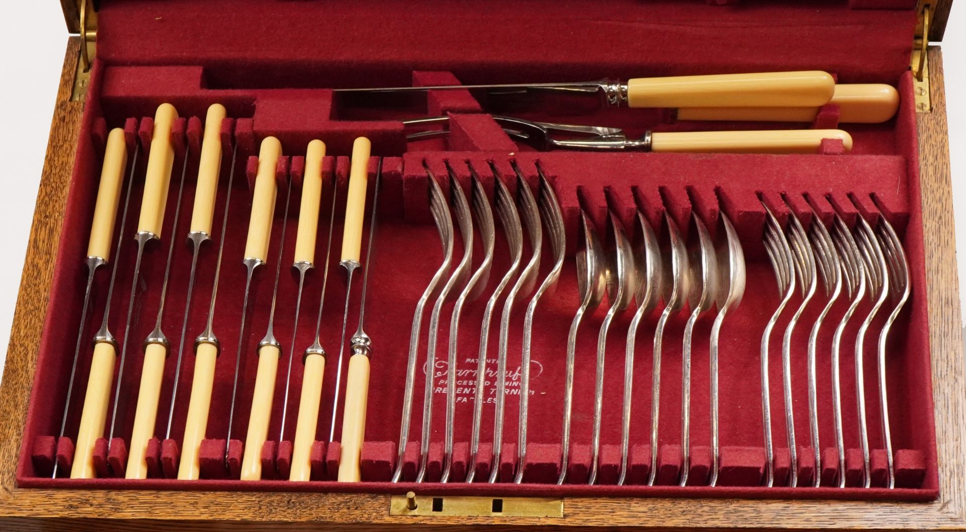 Lonsdale six place cutlery of silver plated cutlery housed in an Art Deco oak canteen with stand, - Bild 4 aus 8