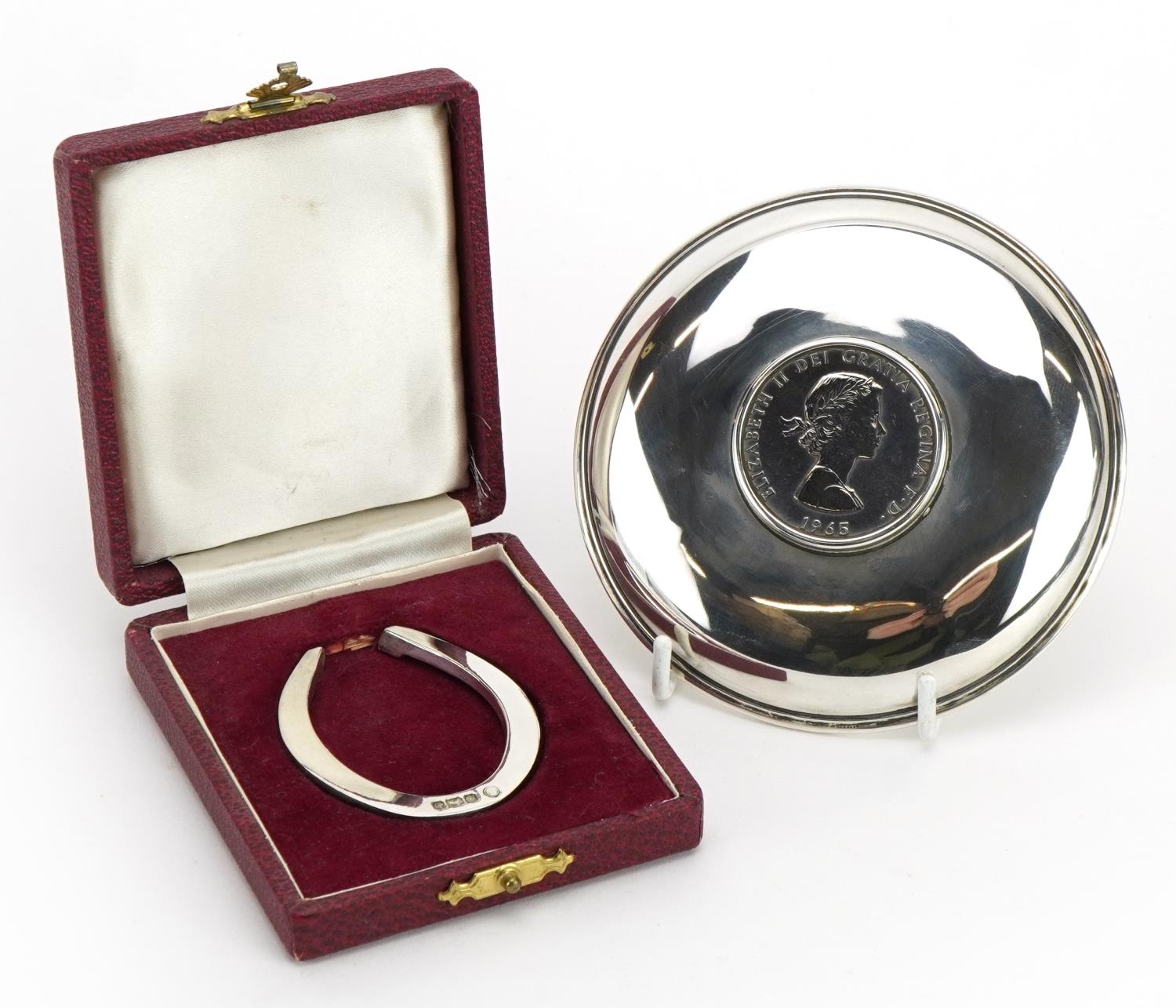 Circular silver commemorative dish set with a 1965 Churchill crown and a silver horseshoe napkin - Image 2 of 4