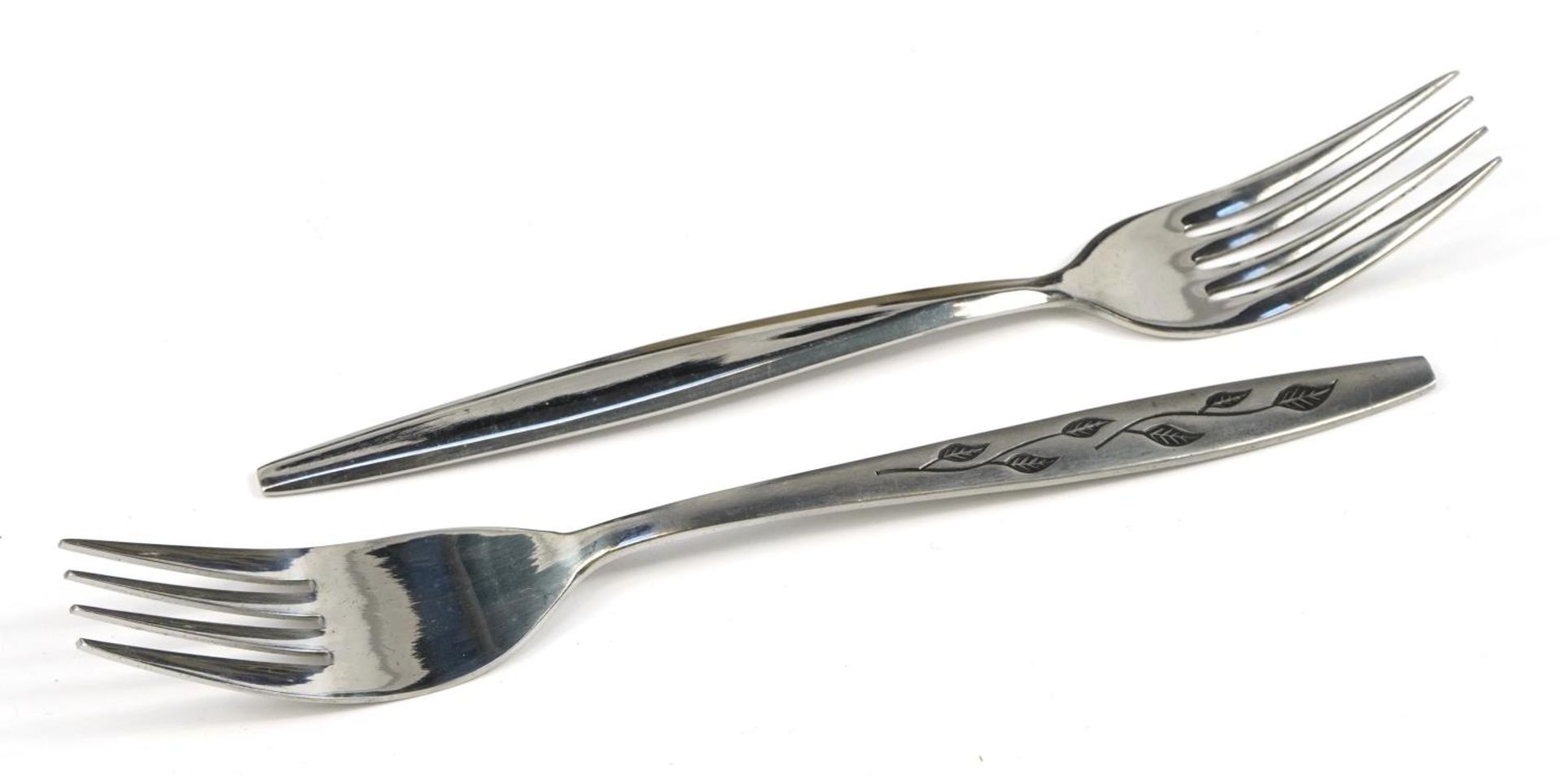 Two canteens of stainless steel cutlery including a forty four piece by Viners in the Satin Leaf - Bild 4 aus 8