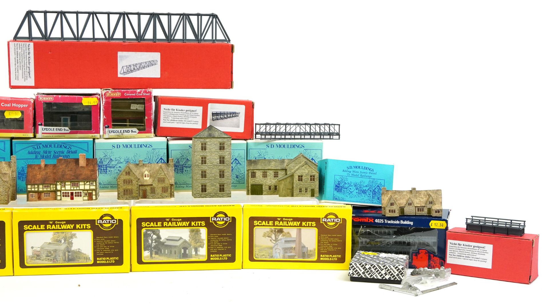 Collection of N gauge model railway trackside buildings and accessories including Ratio railway kits - Image 3 of 3