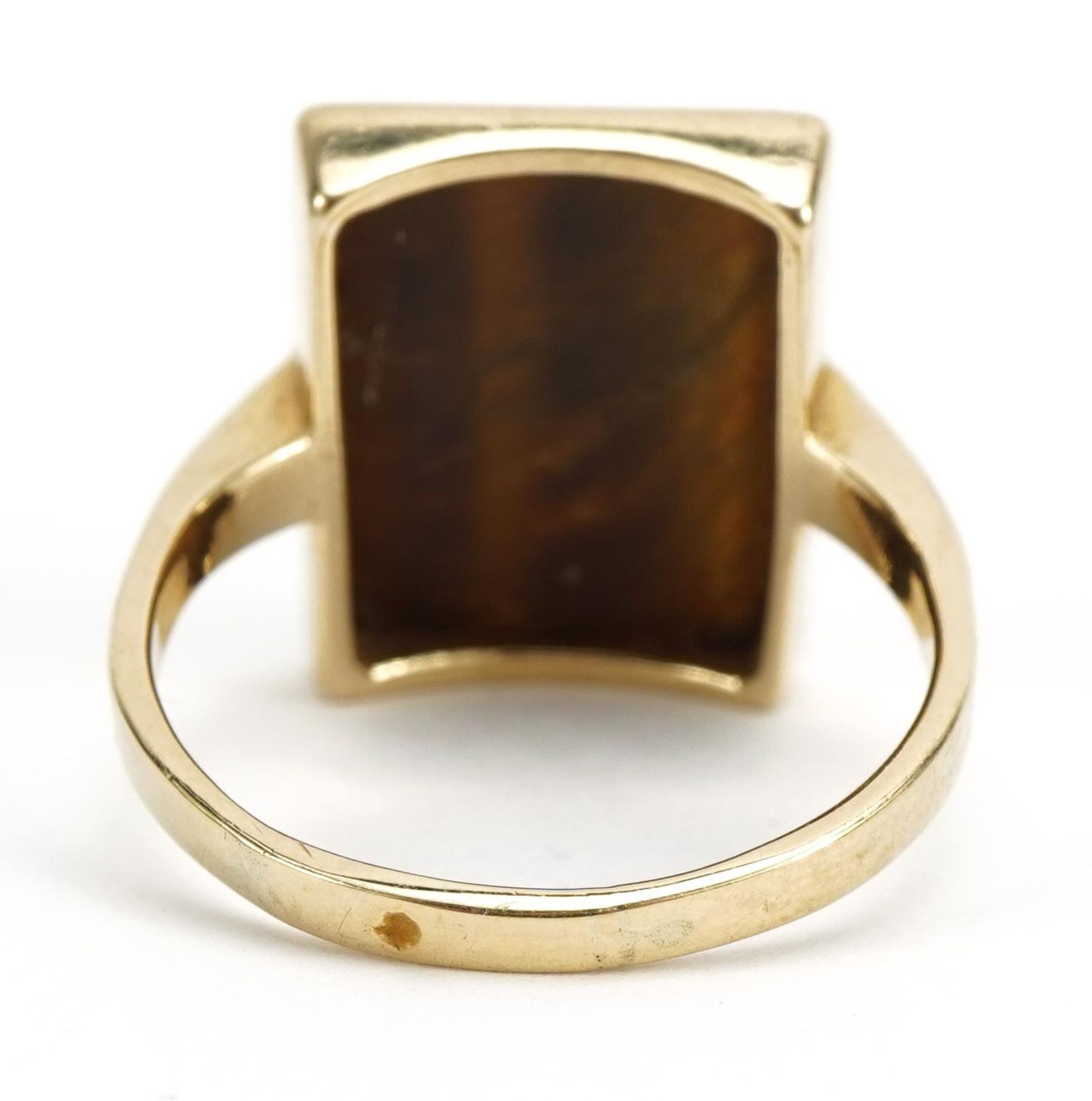 9ct gold tiger's eye ring carved in relief with a Roman bust, size R/S, 5.1g - Image 2 of 3