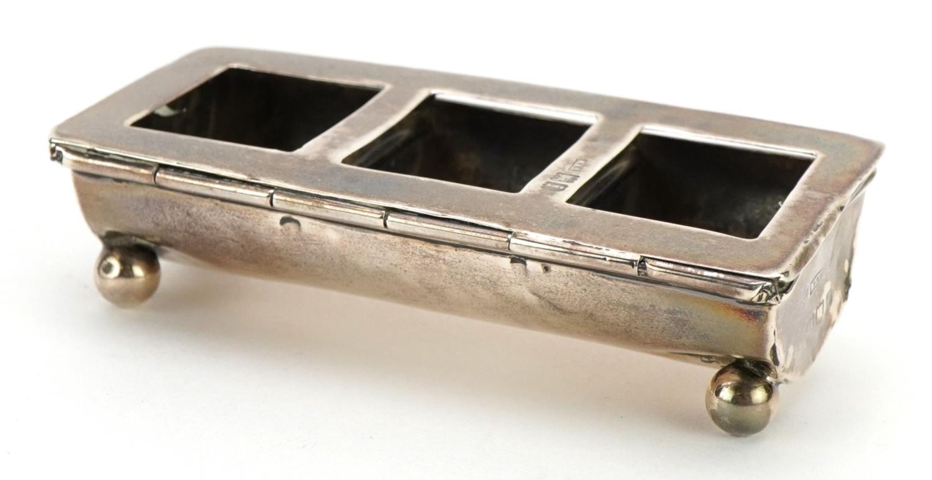 William Harrison Walter, Edwardian silver triple stamp case raised on ball feet, London 1904, 8cm - Bild 2 aus 4