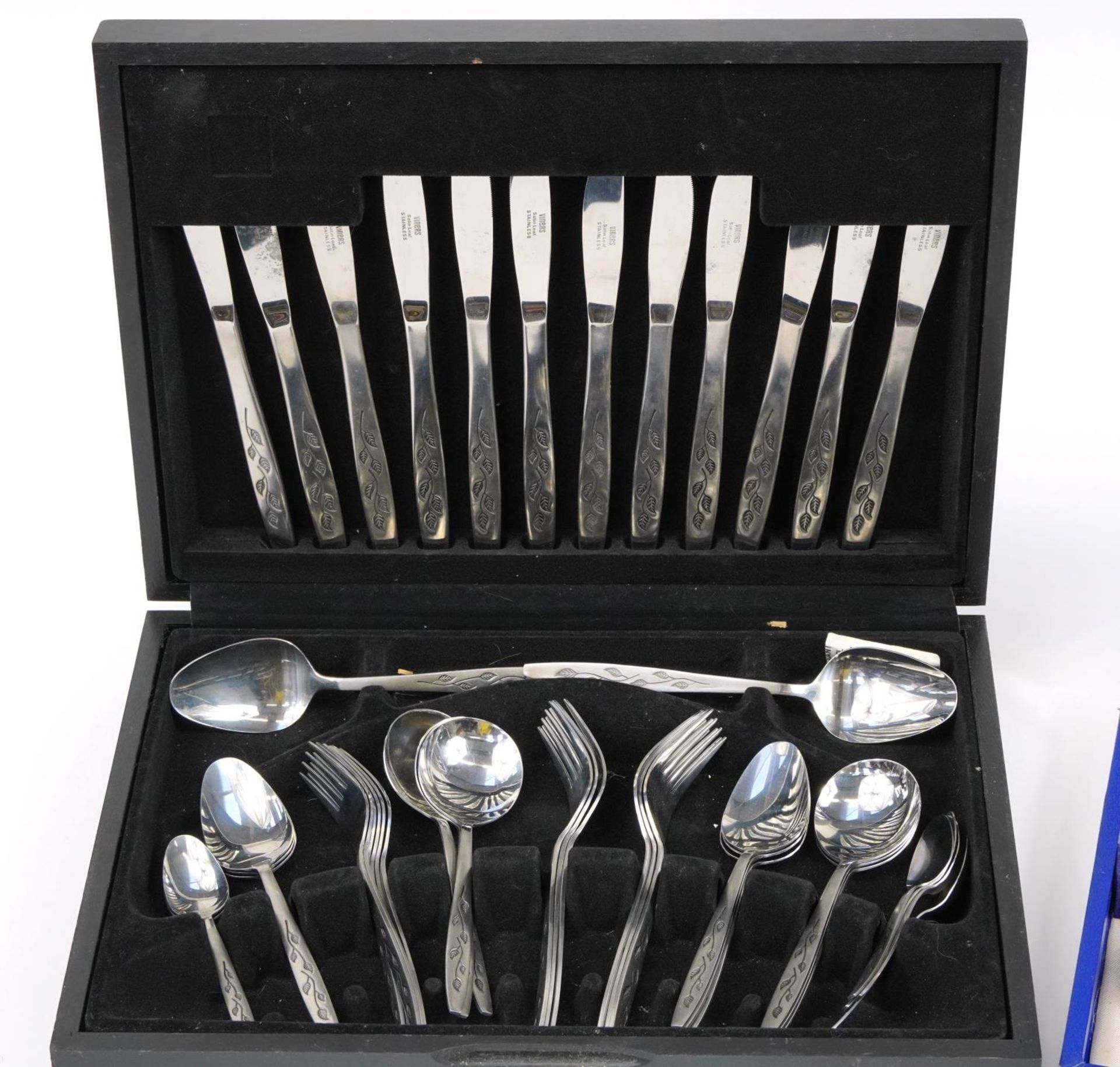 Two canteens of stainless steel cutlery including a forty four piece by Viners in the Satin Leaf - Bild 2 aus 8