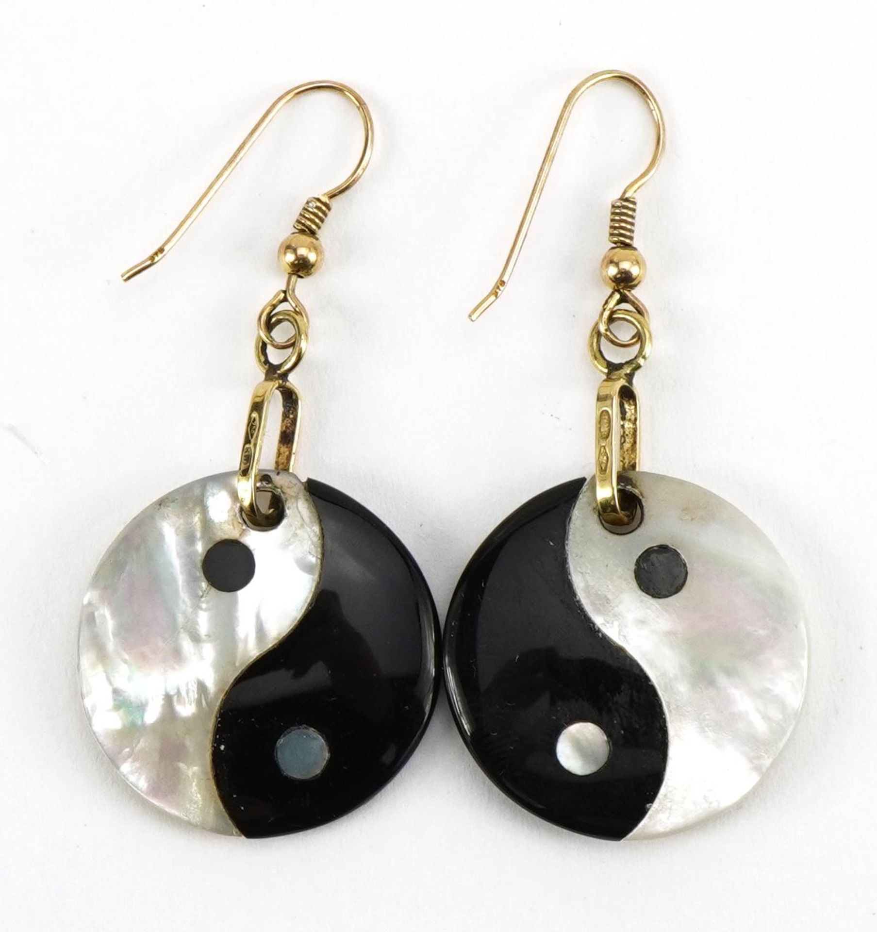 Pair of 18ct gold mother of pearl and onyx yin and yang drop earrings, 5.0cm high, 7.3g - Image 2 of 3