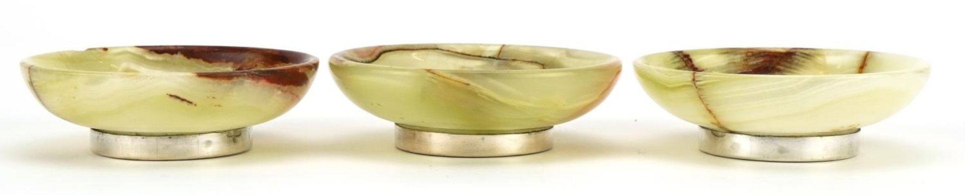 Three 800 grade silver mounted onyx footed dishes, each 6.5cm in diameter - Bild 2 aus 5