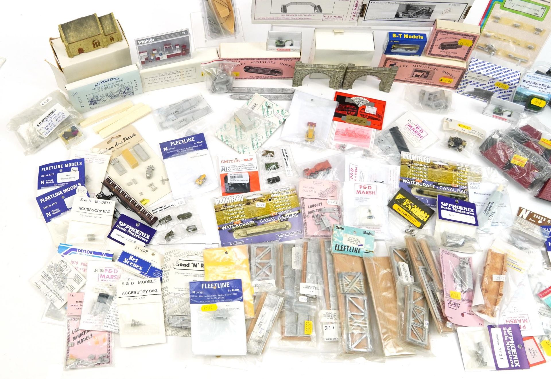 Large collection of N gauge model railway trackside accessories including Langley miniature - Image 4 of 5