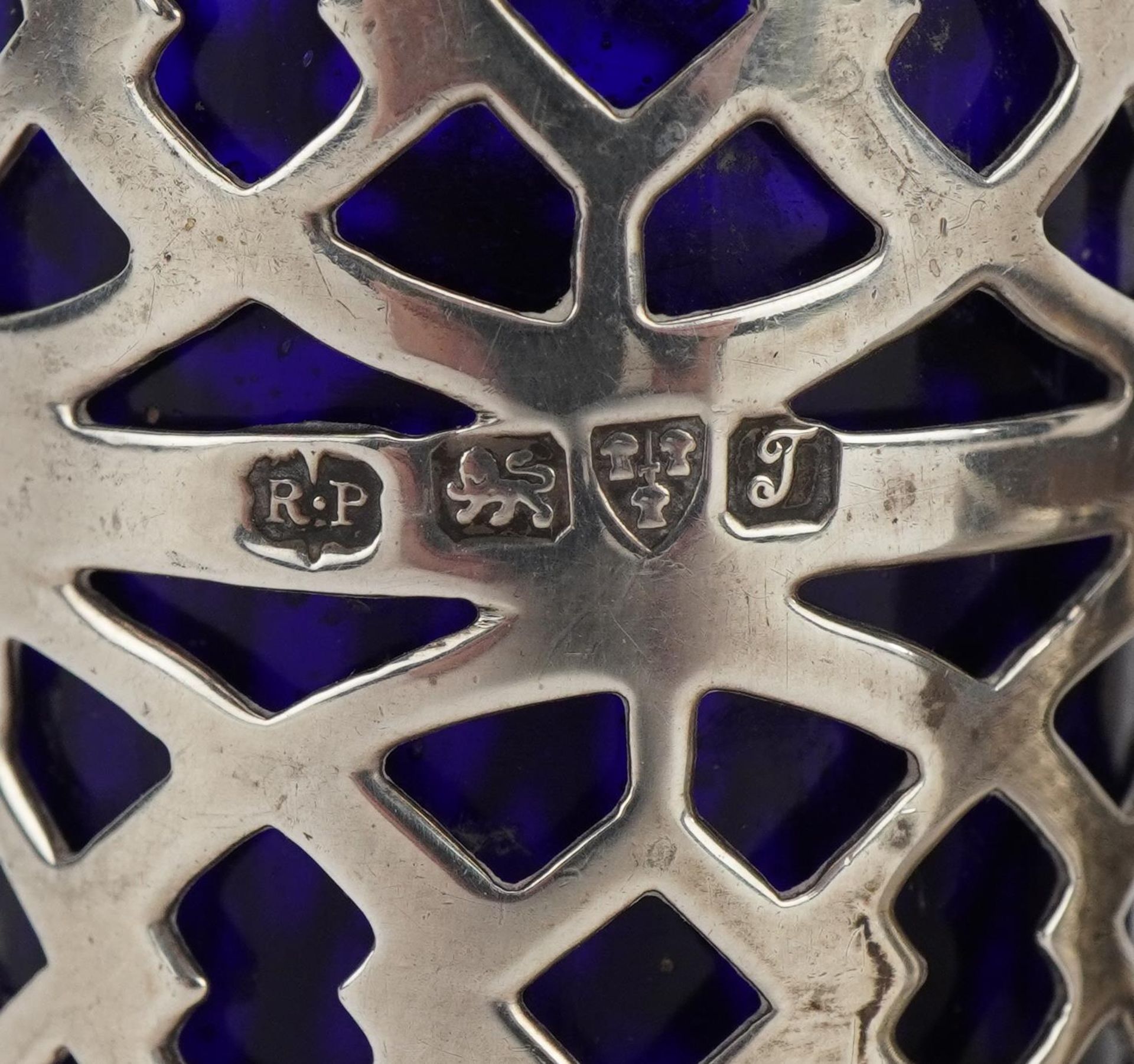 Circular silver napkin ring with engine turned decoration and a silver caster with blue glass liner, - Image 4 of 5