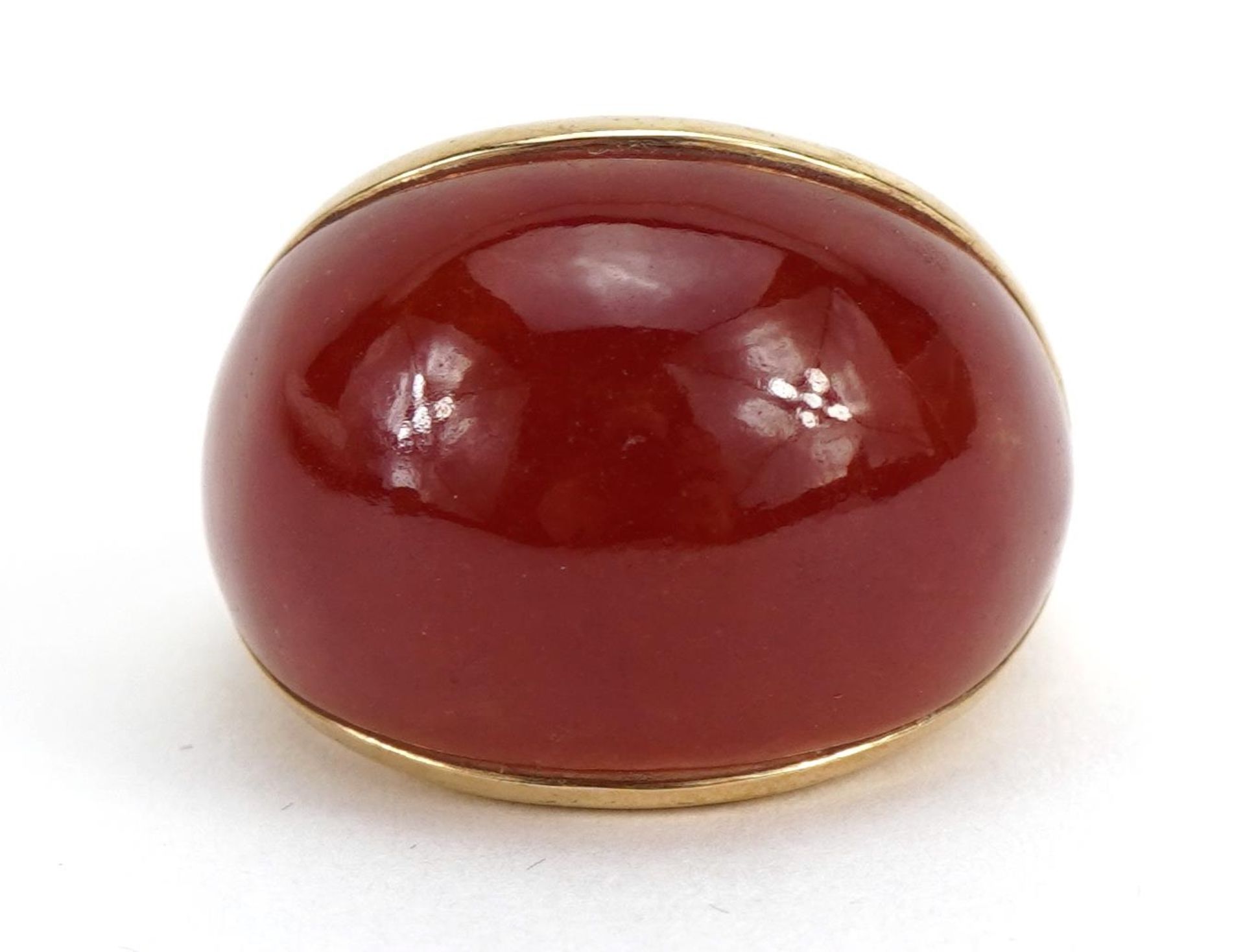 9ct gold cabochon carnelian ring, size M, 9.8g