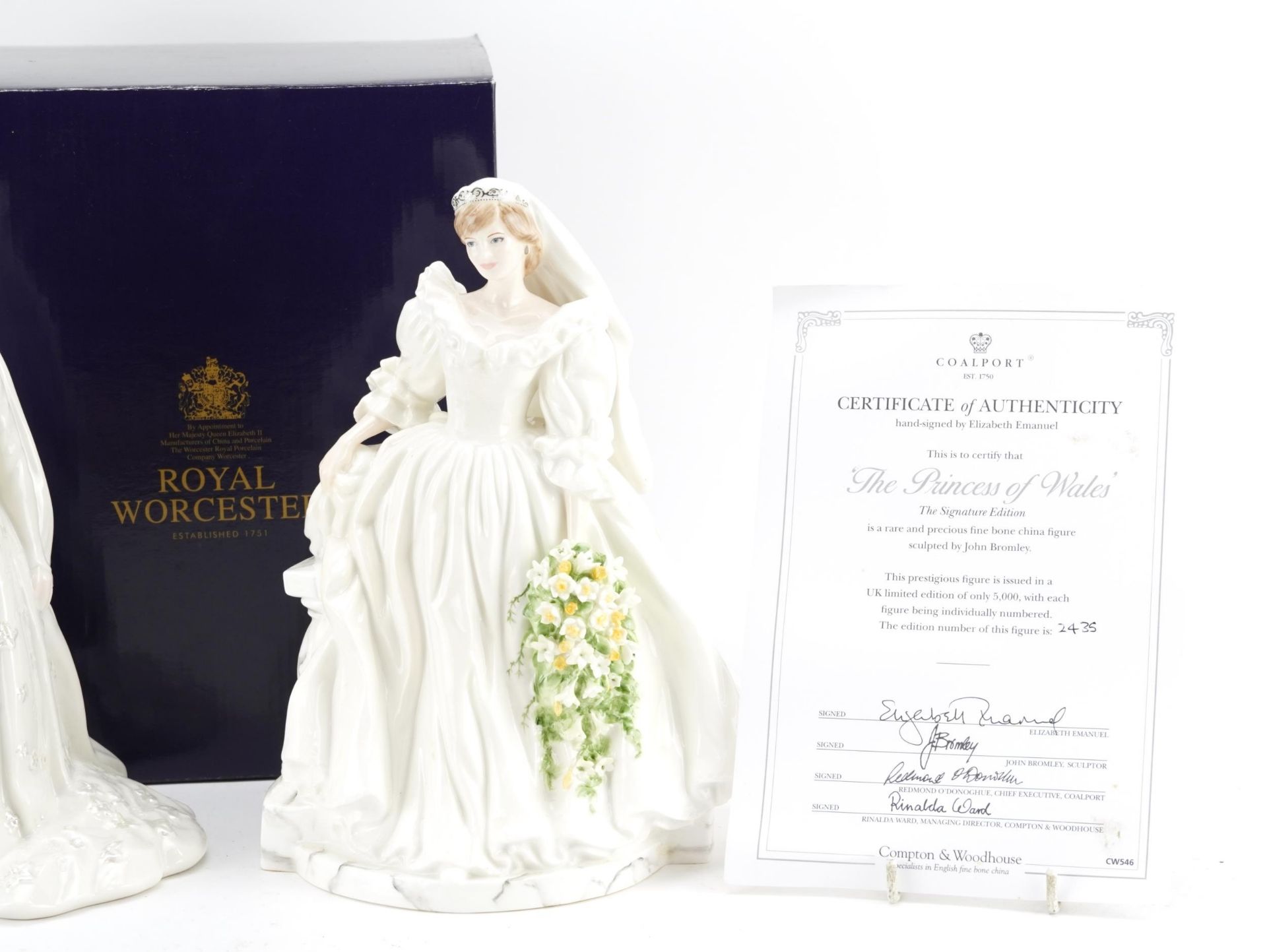 Three collectable porcelain figurines comprising Royal Worcester Her Majesty Queen Elizabeth II - Bild 3 aus 5