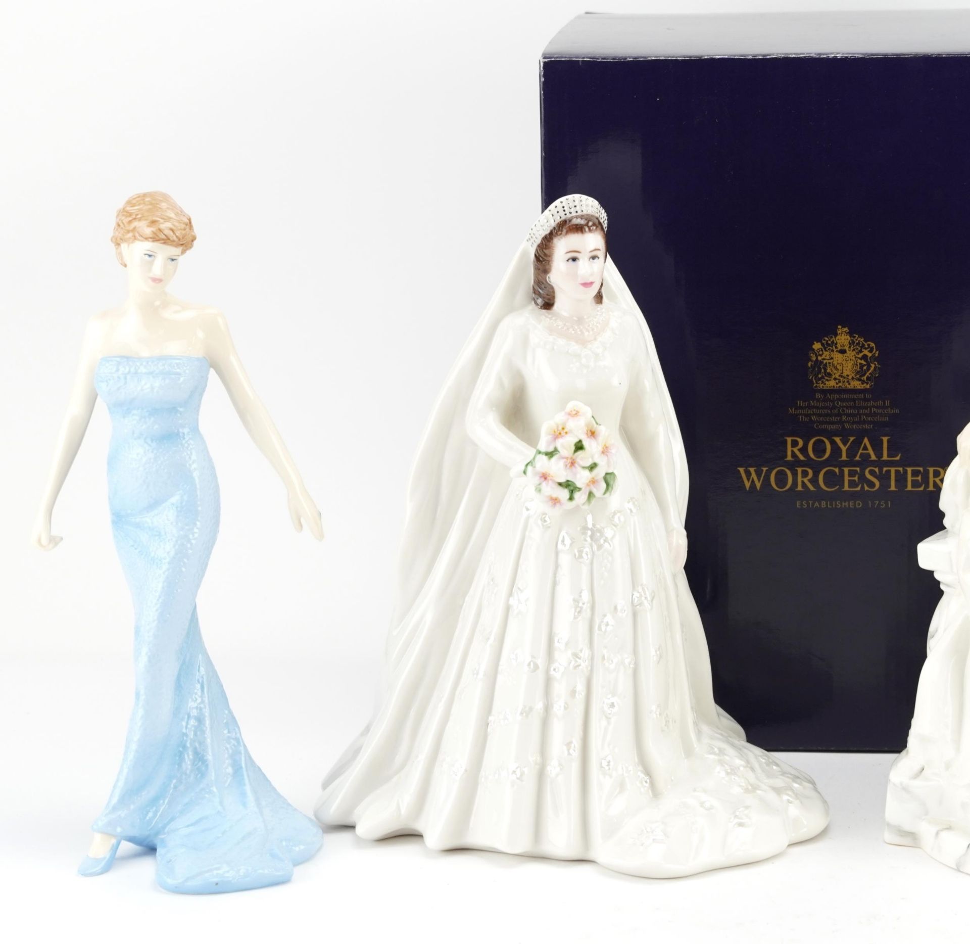 Three collectable porcelain figurines comprising Royal Worcester Her Majesty Queen Elizabeth II - Bild 2 aus 5