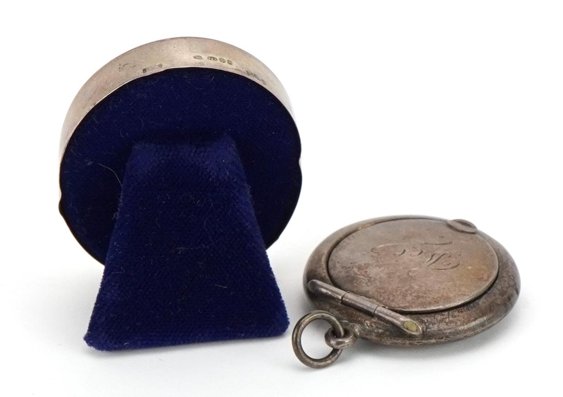 Miniature oval silver easel photo frame and a circular silver compact pendant, the largest 4.5cm - Image 3 of 4