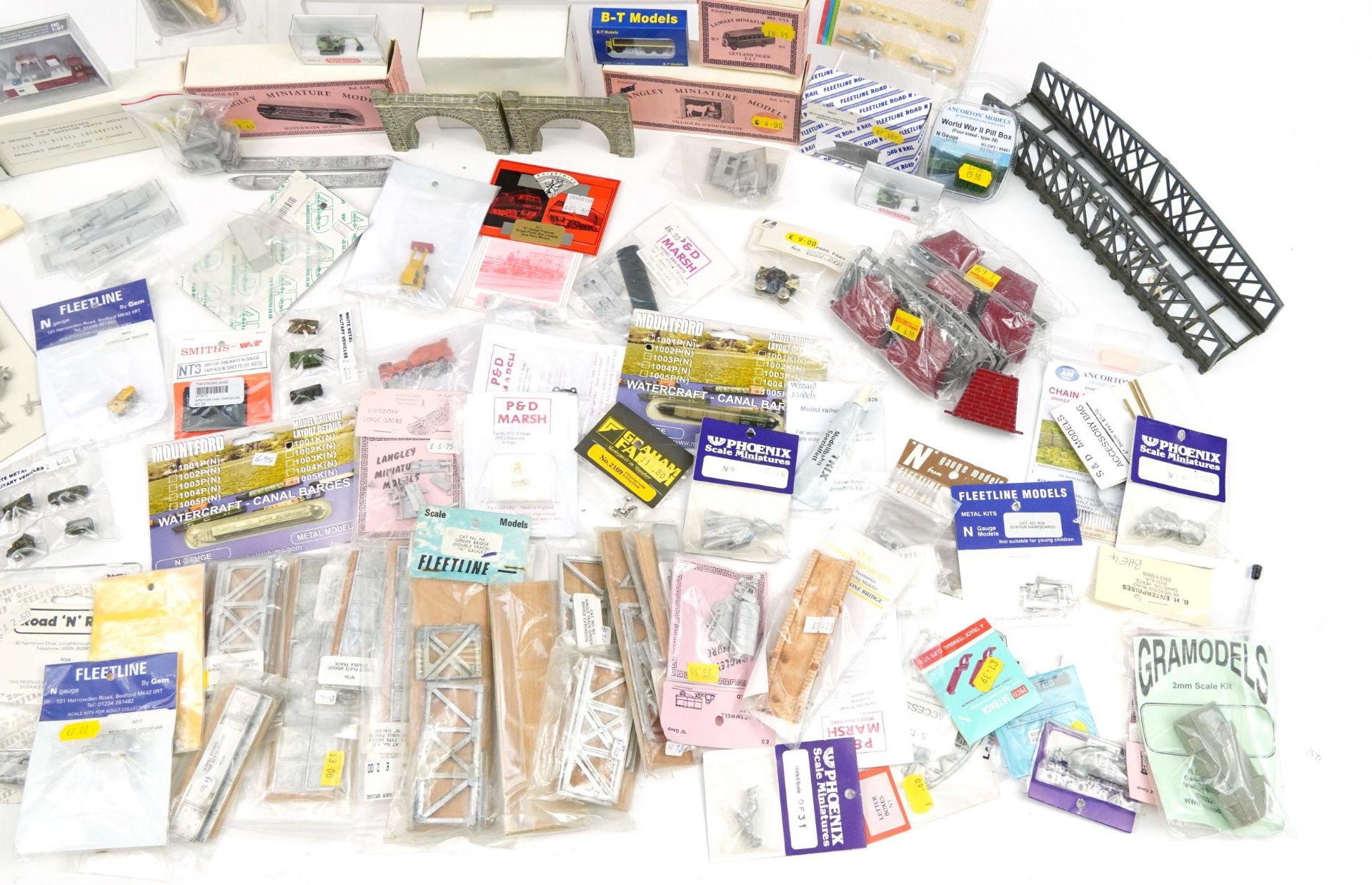 Large collection of N gauge model railway trackside accessories including Langley miniature - Image 5 of 5