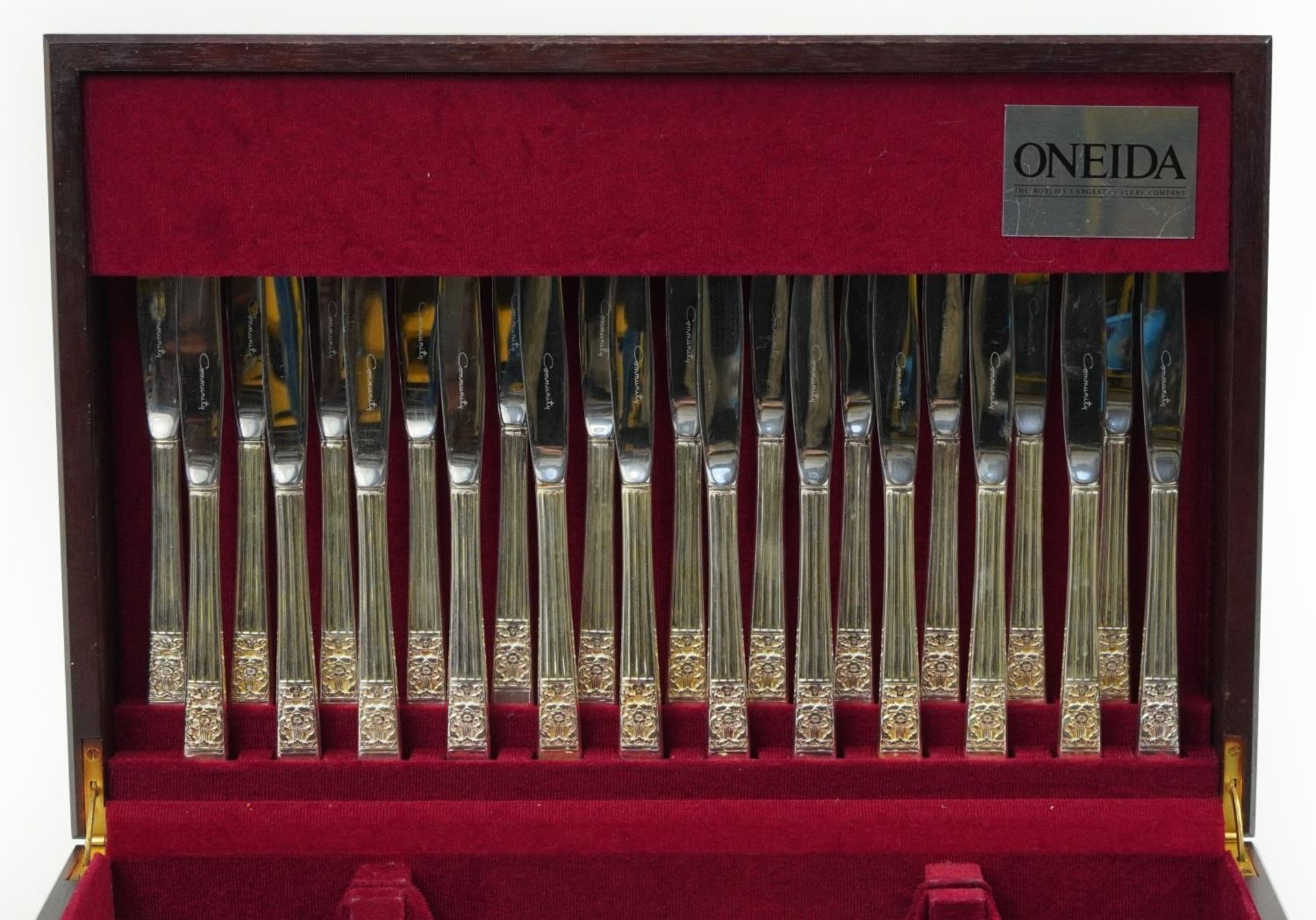 Oneida twelve place canteen of community silver plated cutlery housed in a mahogany canteen, the - Image 2 of 7