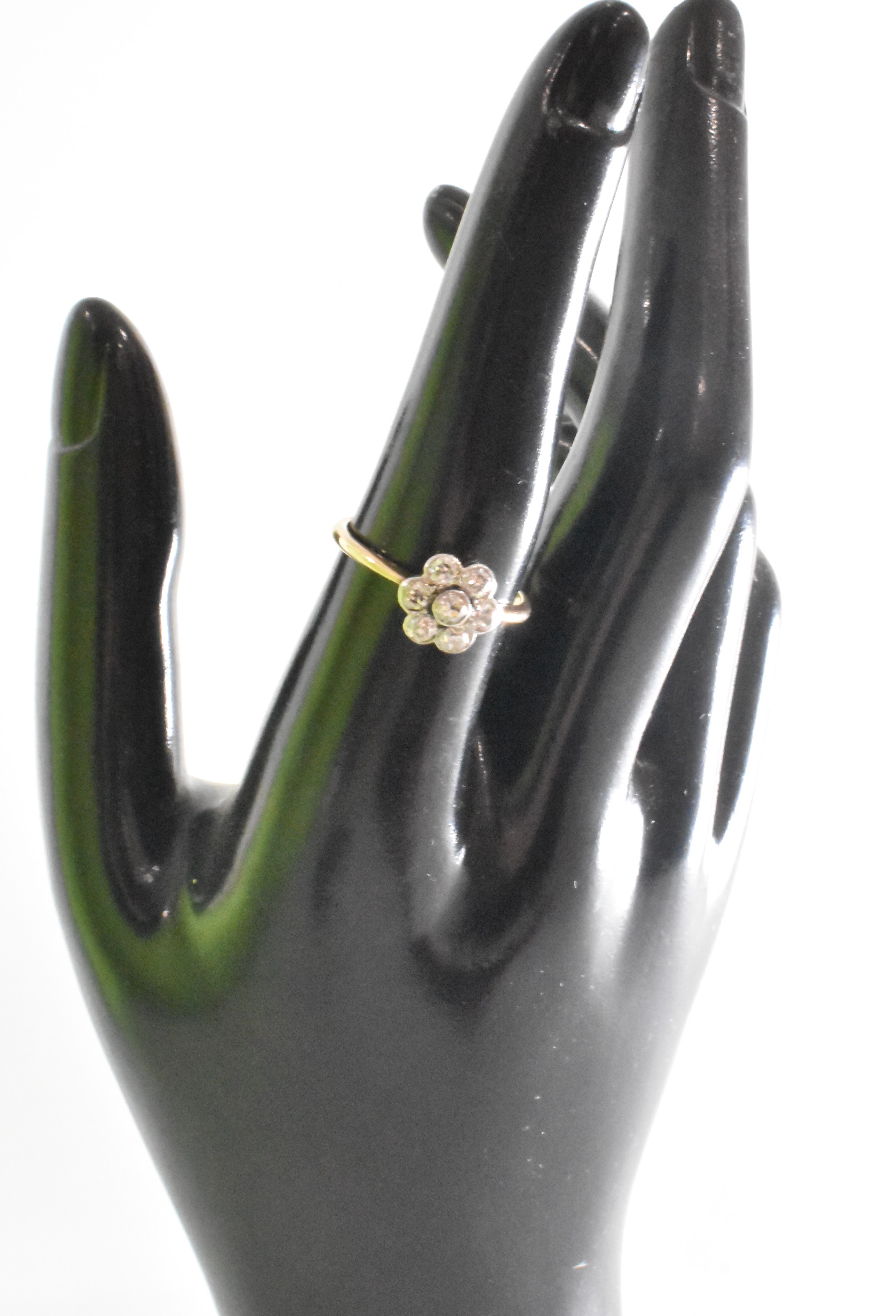 18CT GOLD & DIAMOMD FLOWER HEAD CLUSTER RING - Image 6 of 6