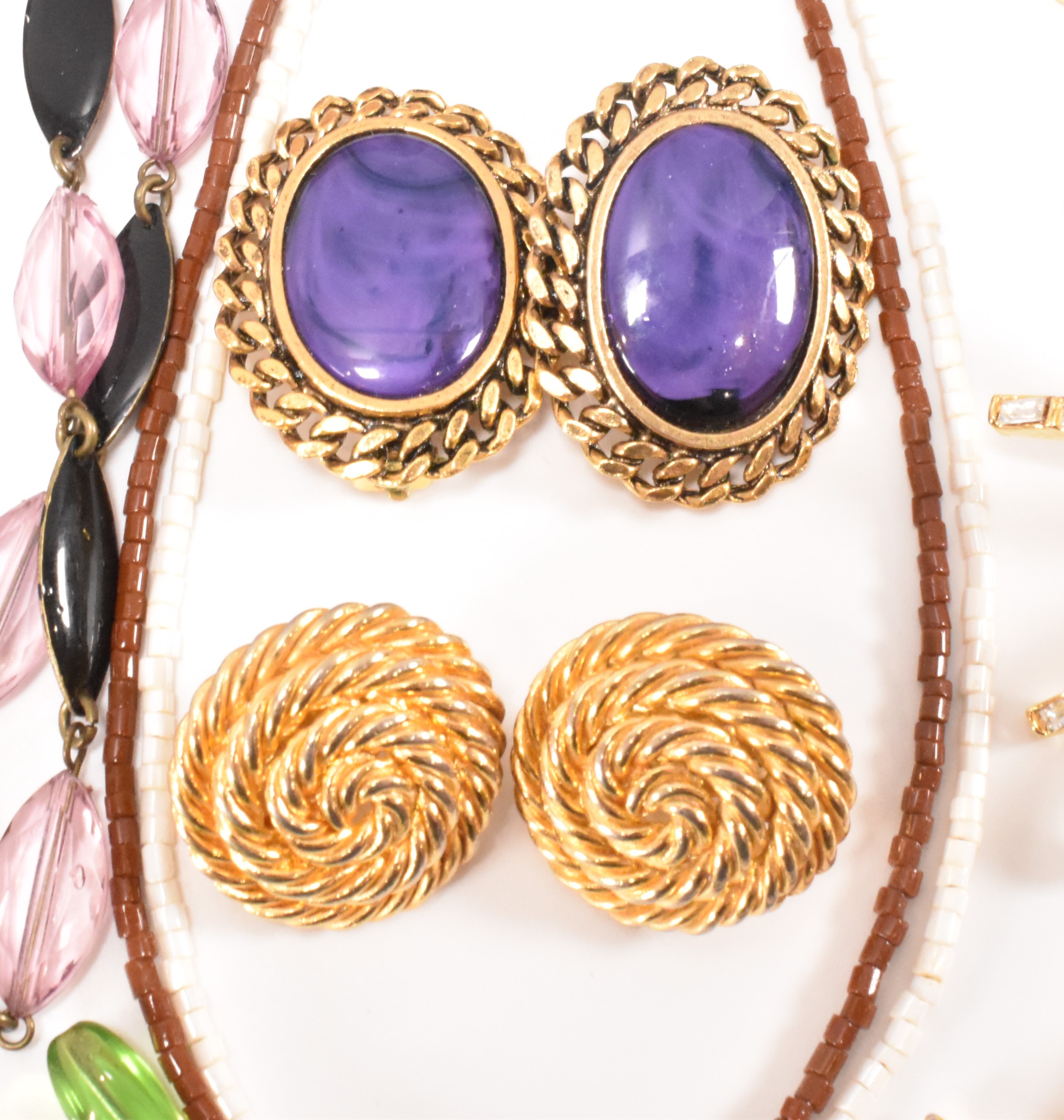 COLLECTION OF VINTAGE COSTUME JEWELLERY - Image 13 of 19